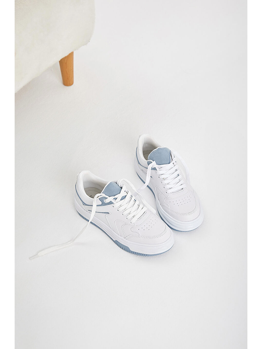 Kadın Beyaz Mavi Termo Taban Bağcıklı Spor Ayakkabı