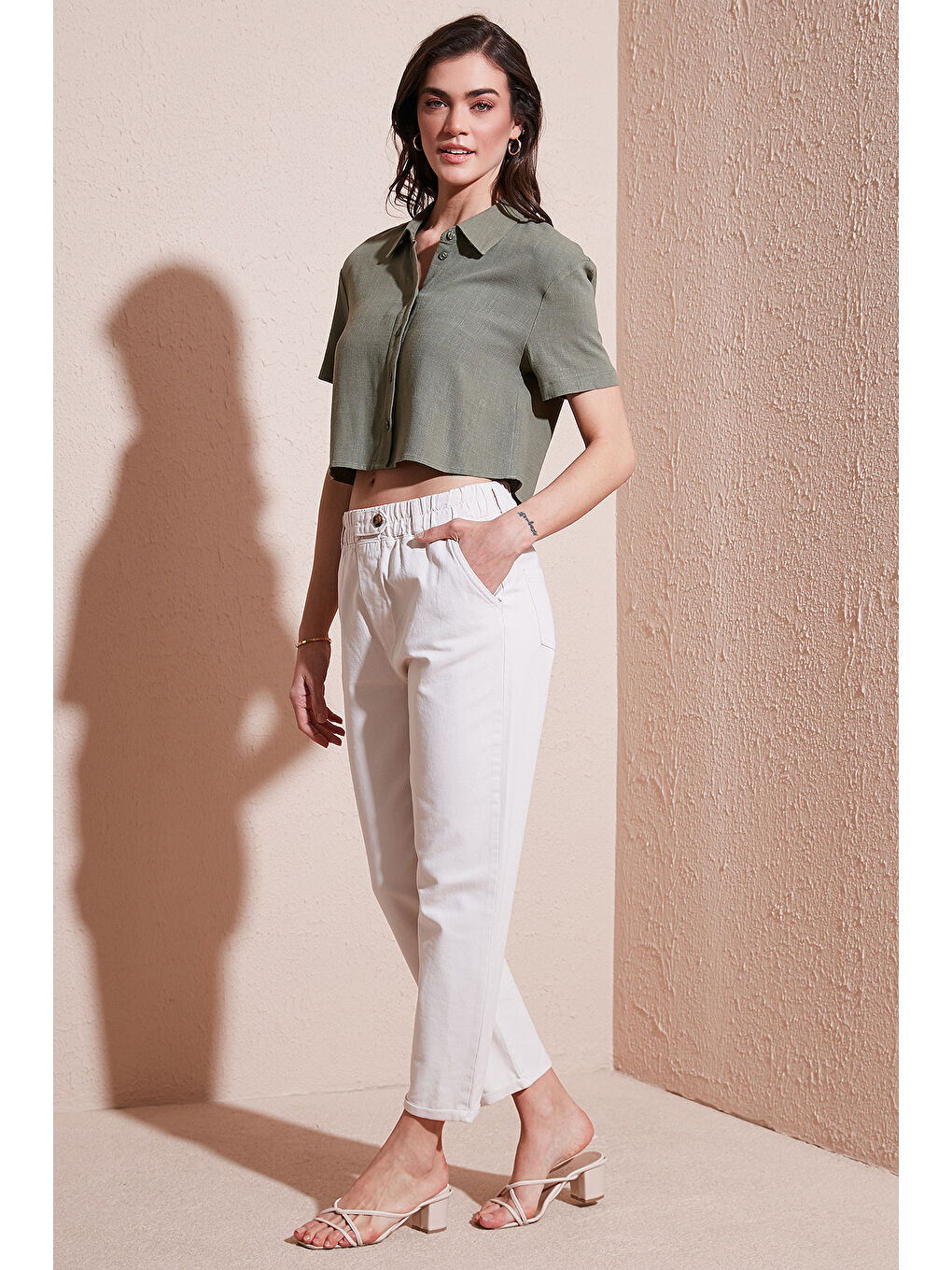 Bej Pamuklu Standart Fit Yüksel Bel Düz Paça Kadın Pantolon 668YP4924