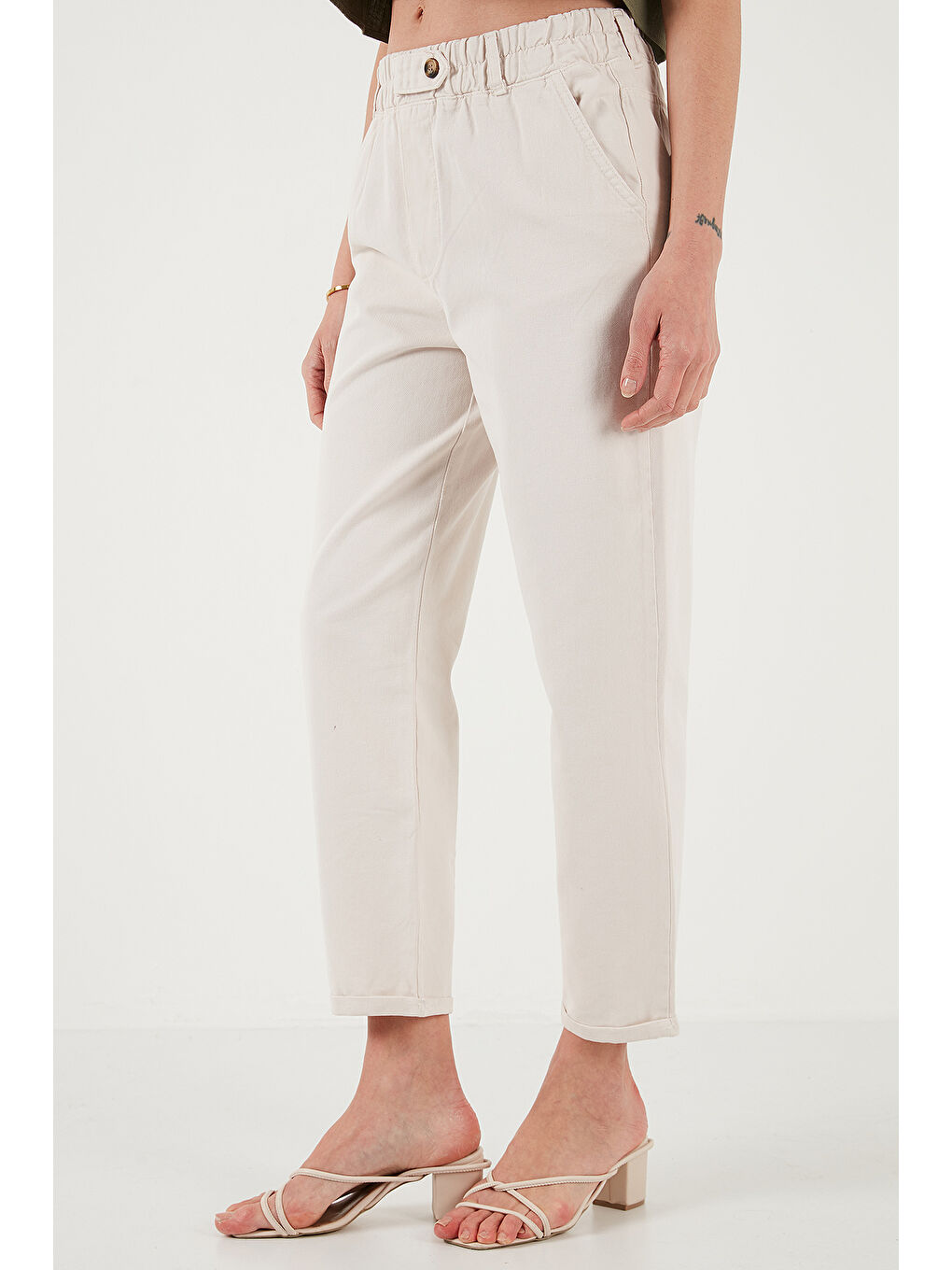 Bej Pamuklu Standart Fit Yüksel Bel Düz Paça Kadın Pantolon 668YP4924-2