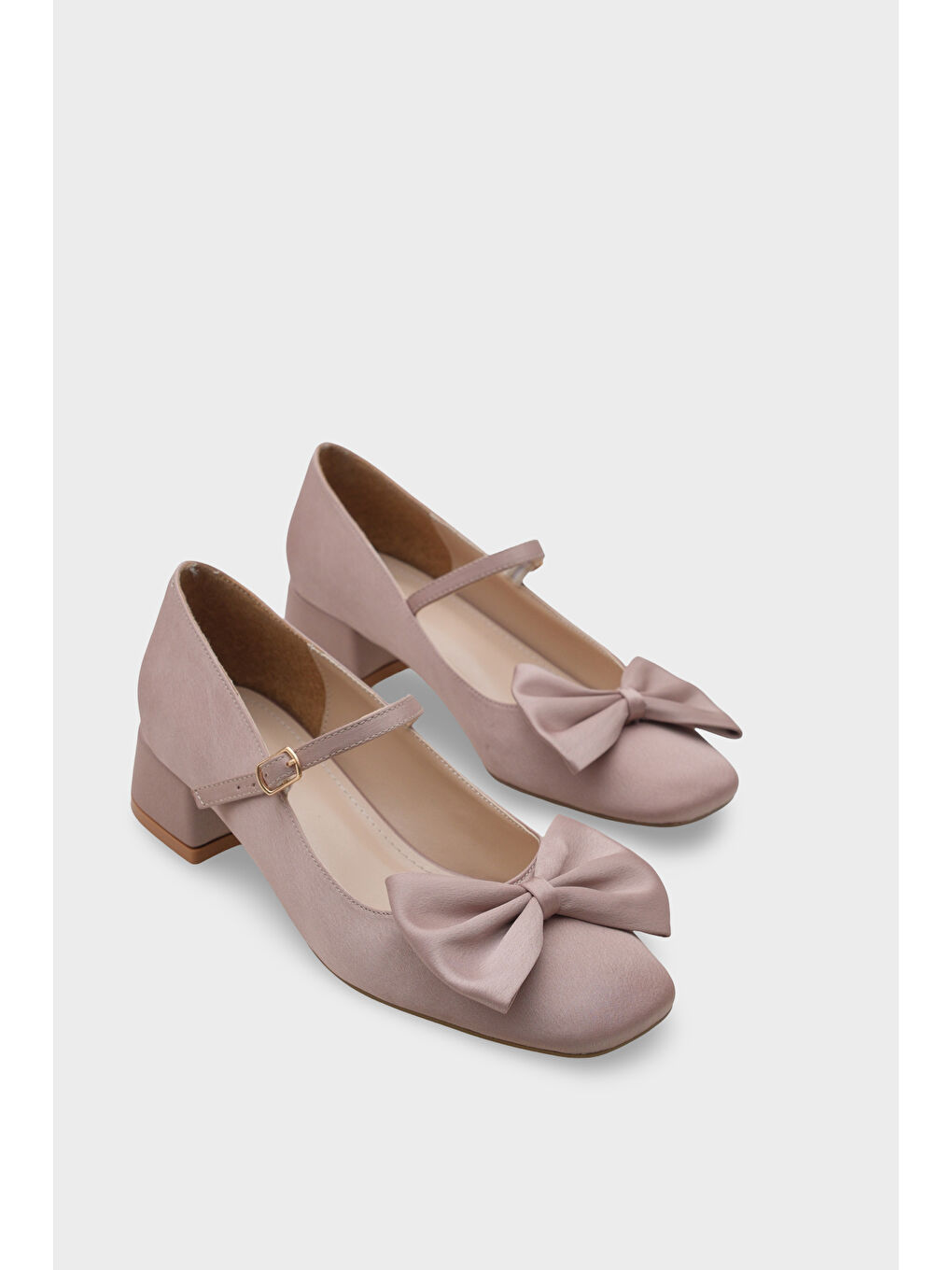 Bej Susanna Kısa Topuklu Küt Burunlu Fiyonklu Mary Jane Saten Kadın Ayakkabı-1