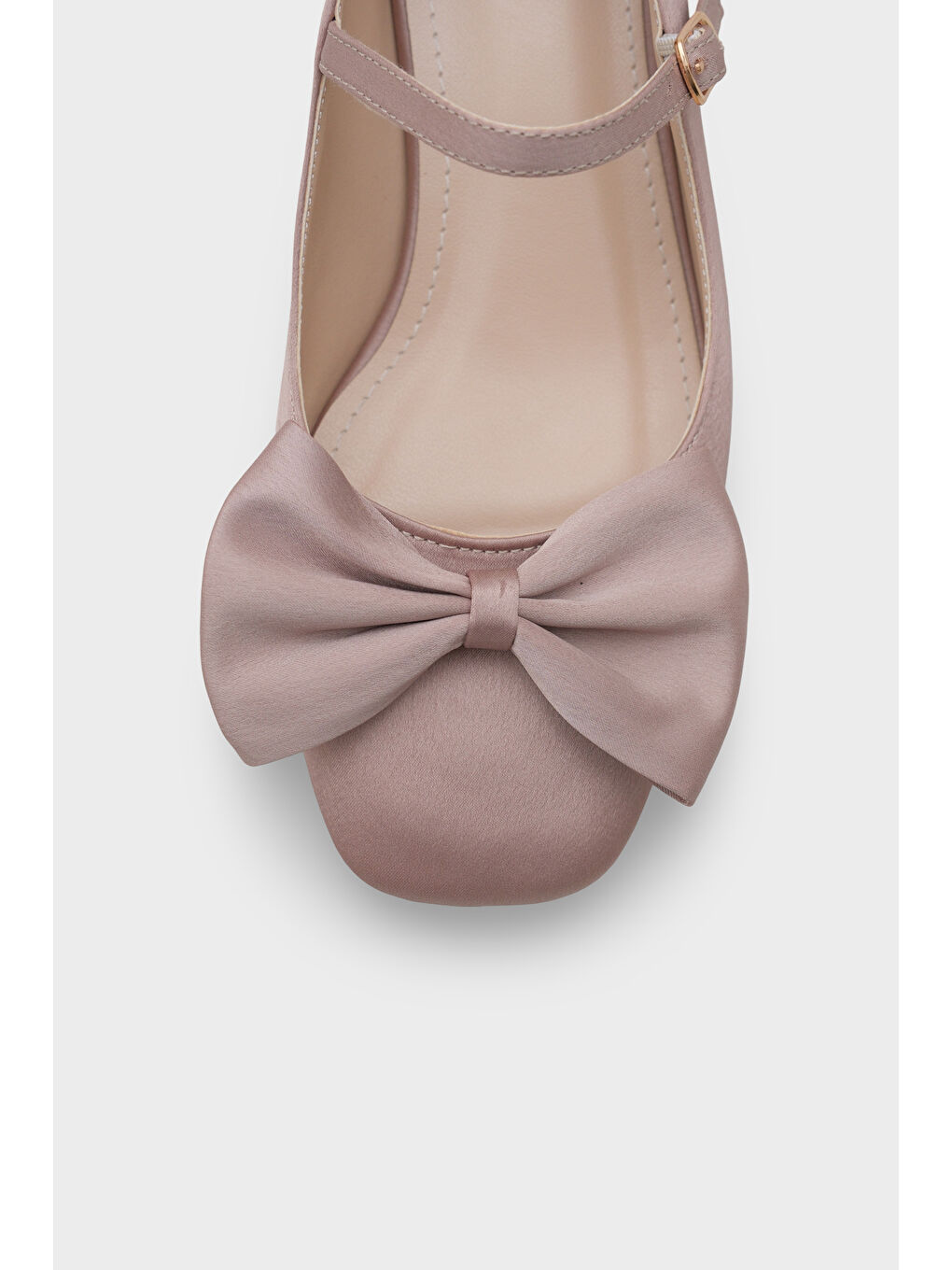 Bej Susanna Kısa Topuklu Küt Burunlu Fiyonklu Mary Jane Saten Kadın Ayakkabı-4