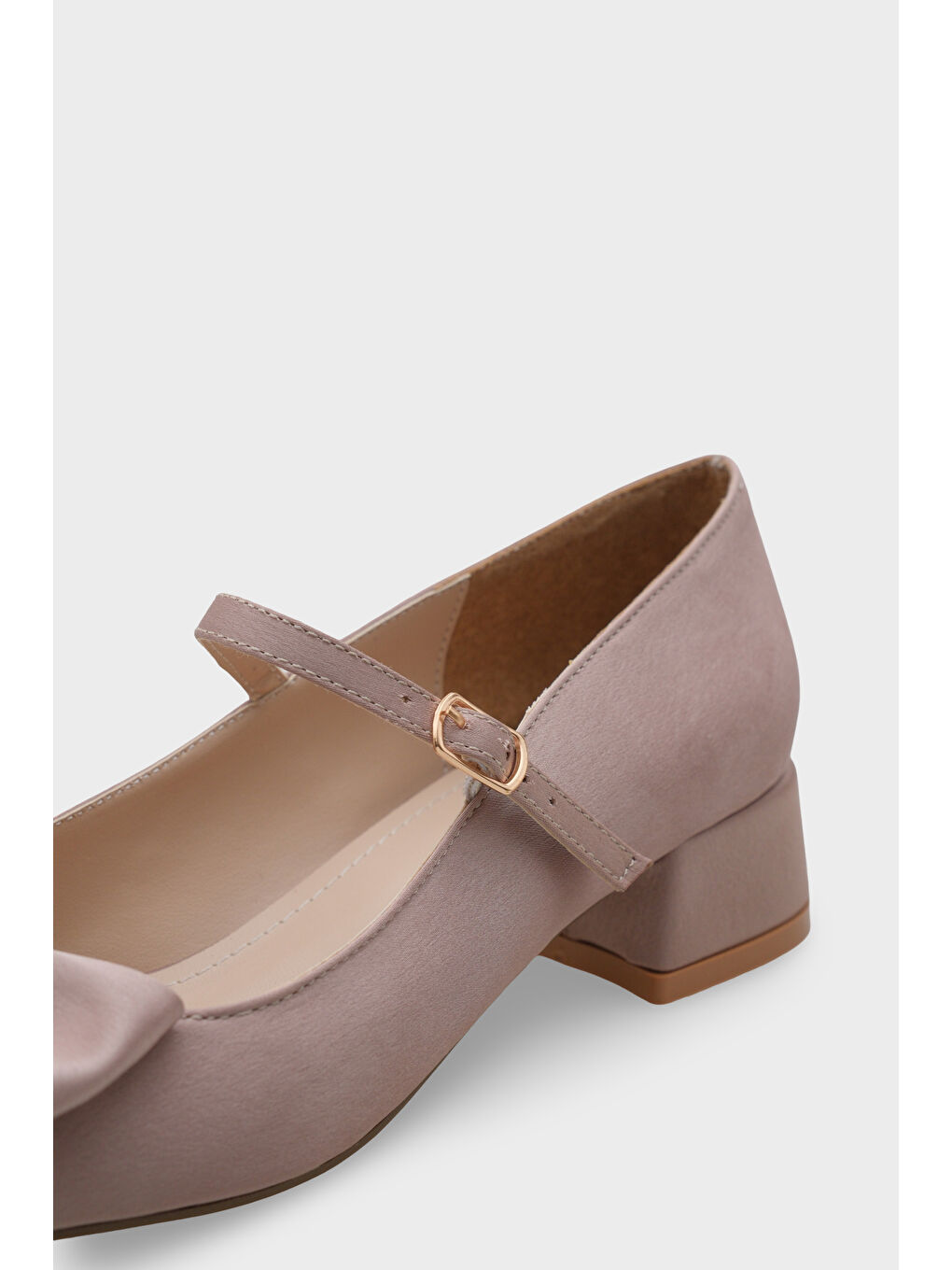 Bej Susanna Kısa Topuklu Küt Burunlu Fiyonklu Mary Jane Saten Kadın Ayakkabı-5