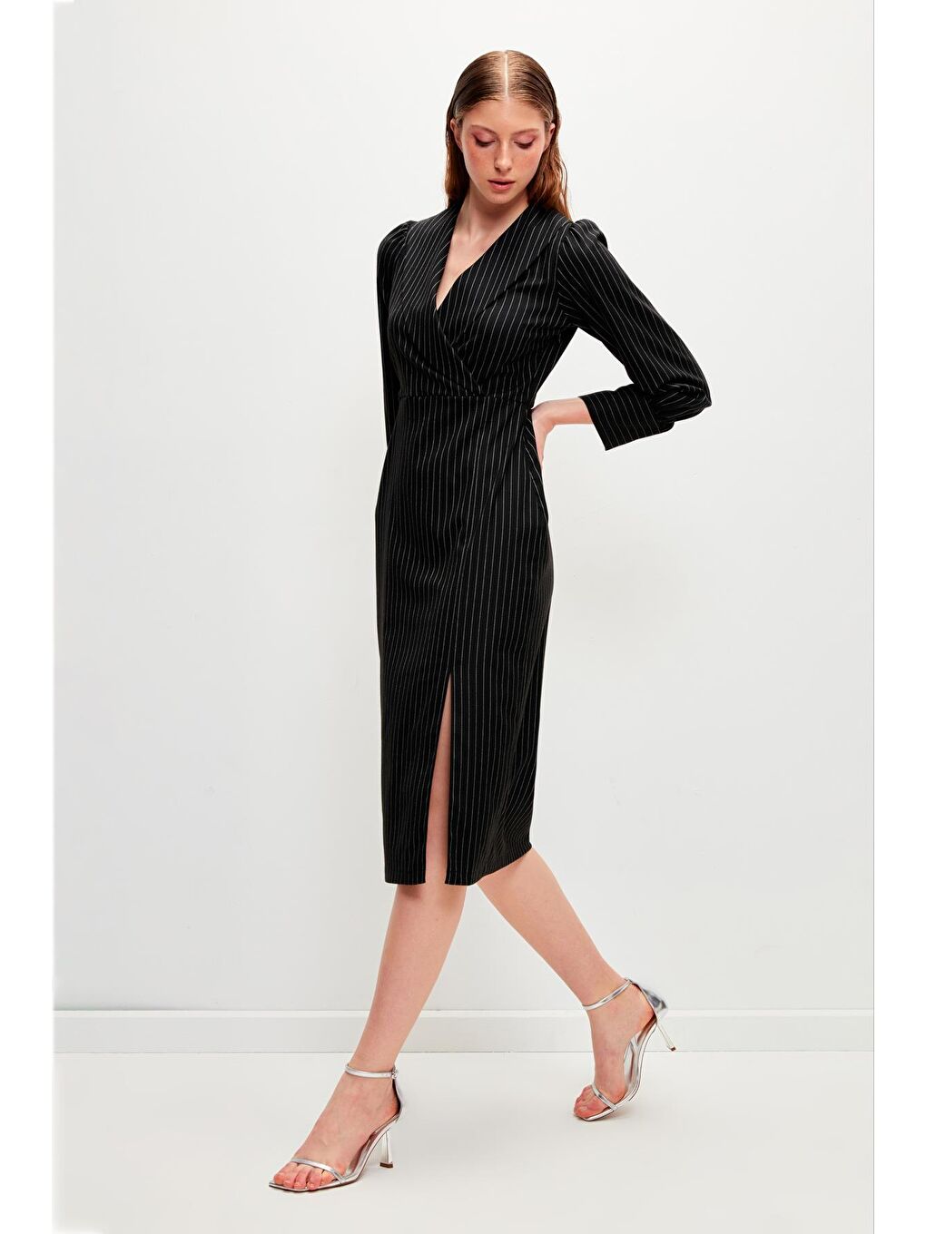 Siyah Çizgili Kruvaze Yaka Pamuk Kumaşlı Yırtmaçlı Dokuma Elbise-1