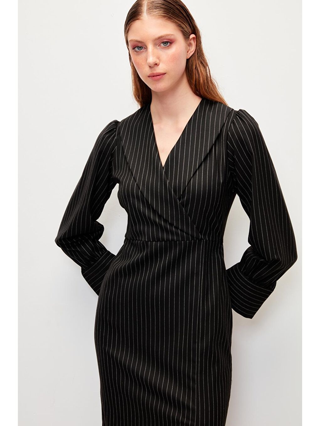Siyah Çizgili Kruvaze Yaka Pamuk Kumaşlı Yırtmaçlı Dokuma Elbise-2