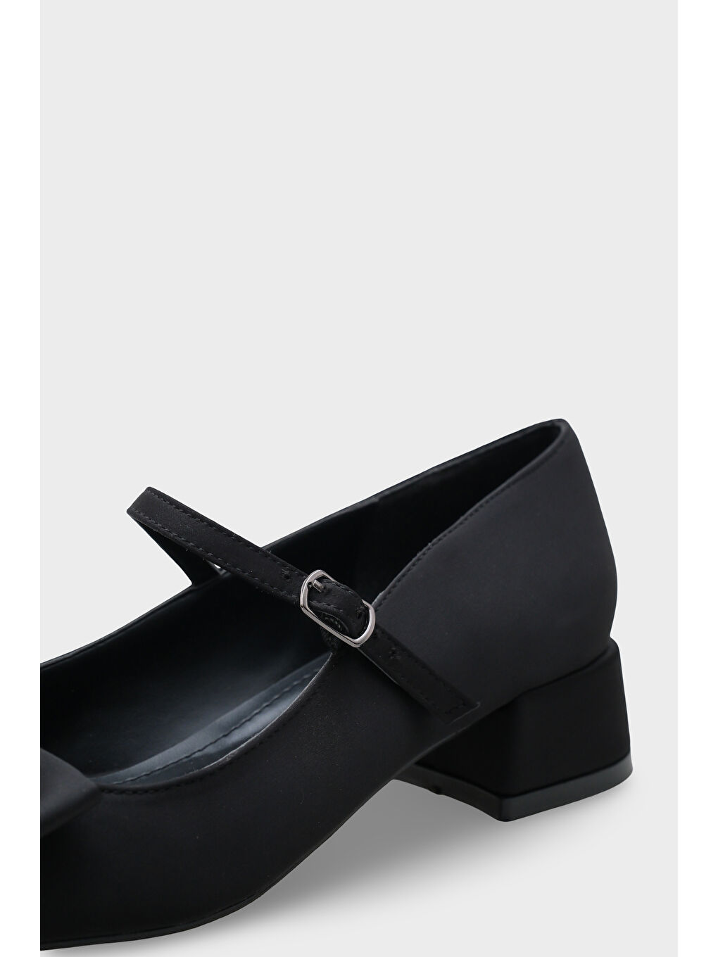 Siyah Susanna Kısa Topuklu Küt Burunlu Fiyonklu Mary Jane Saten Kadın Ayakkabı-3