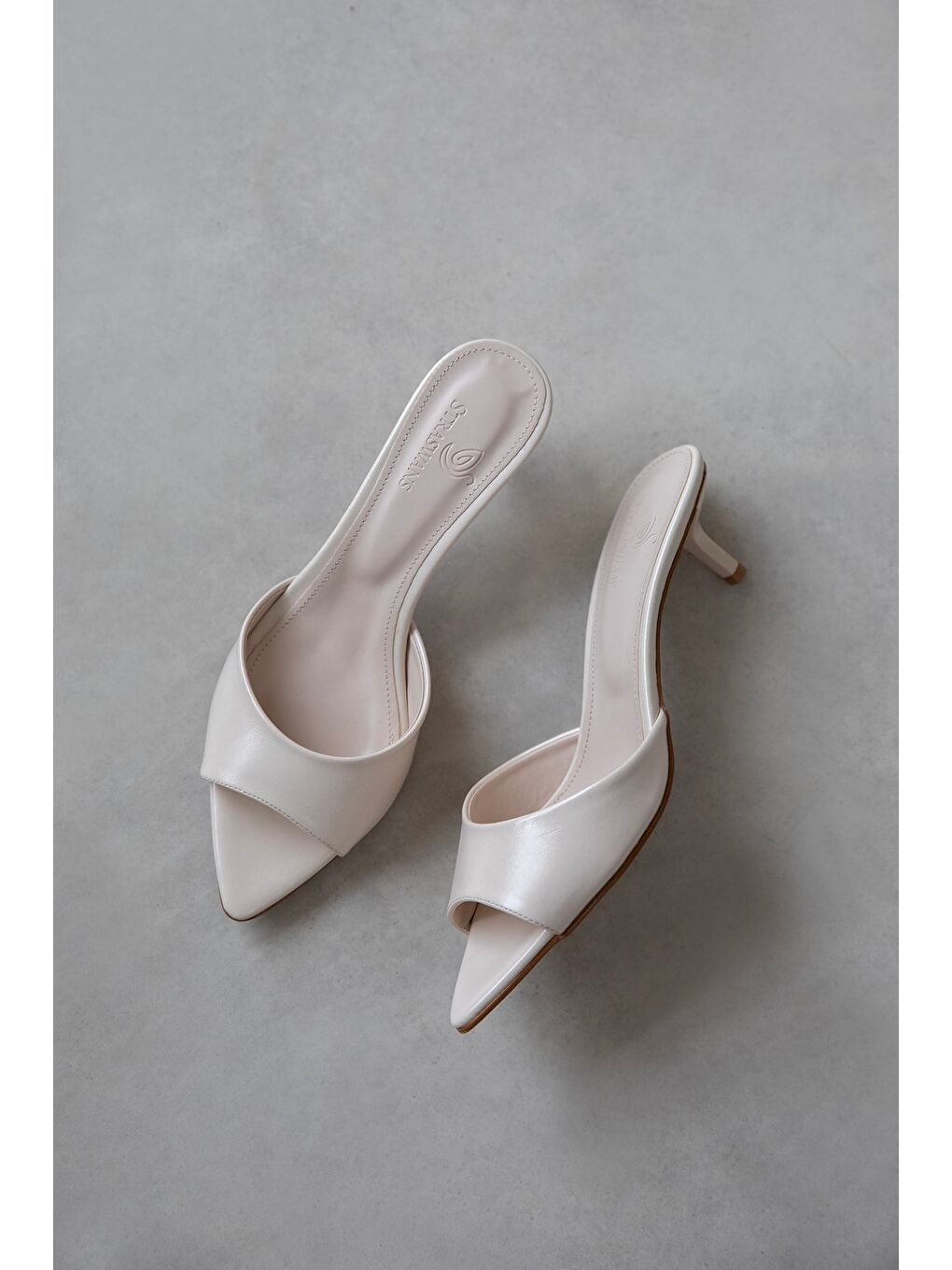 Randall Kadın Topuklu Kırışık Deri Terlik Bej