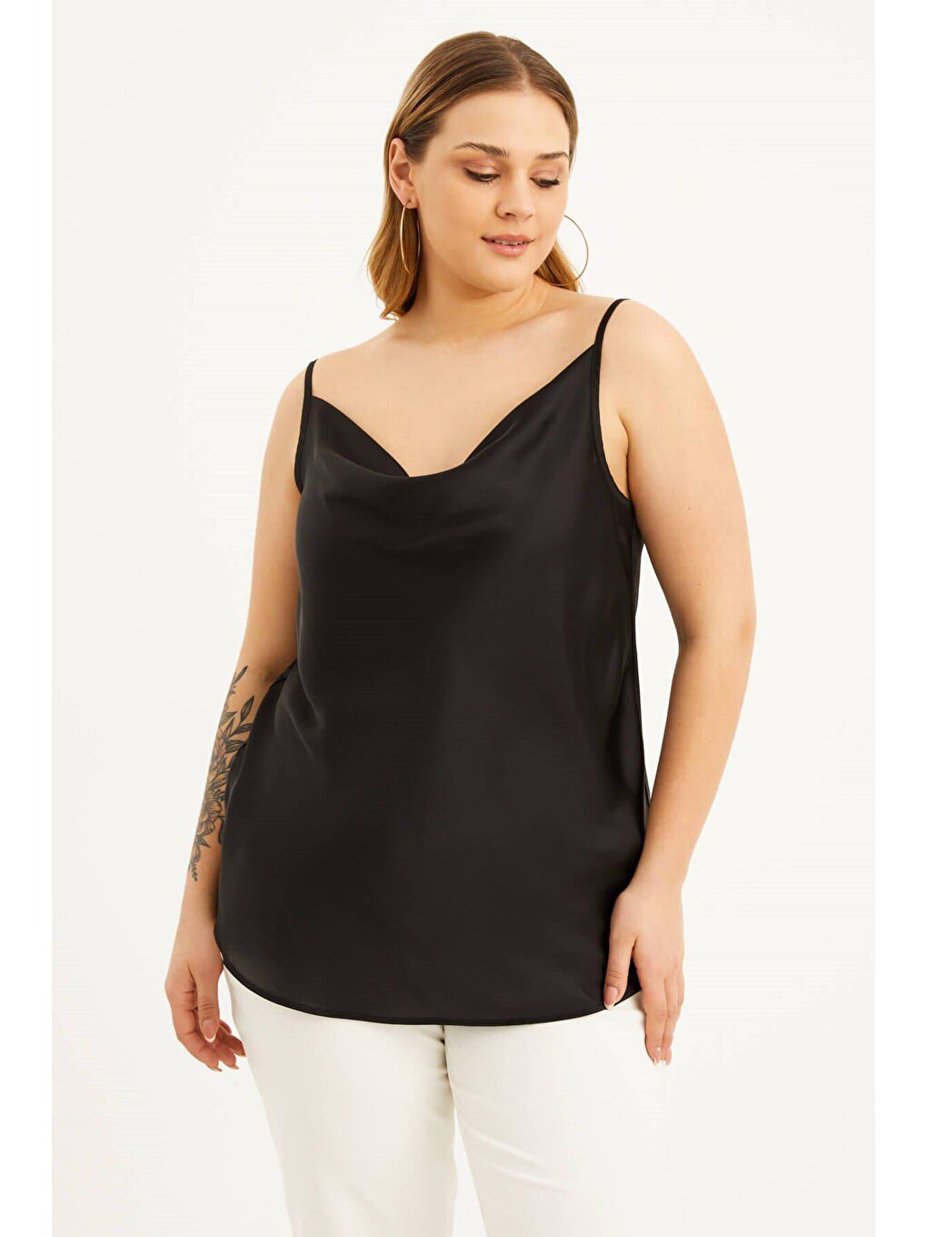 Siyah Saten Degaje Yaka İp Askılı Bluz