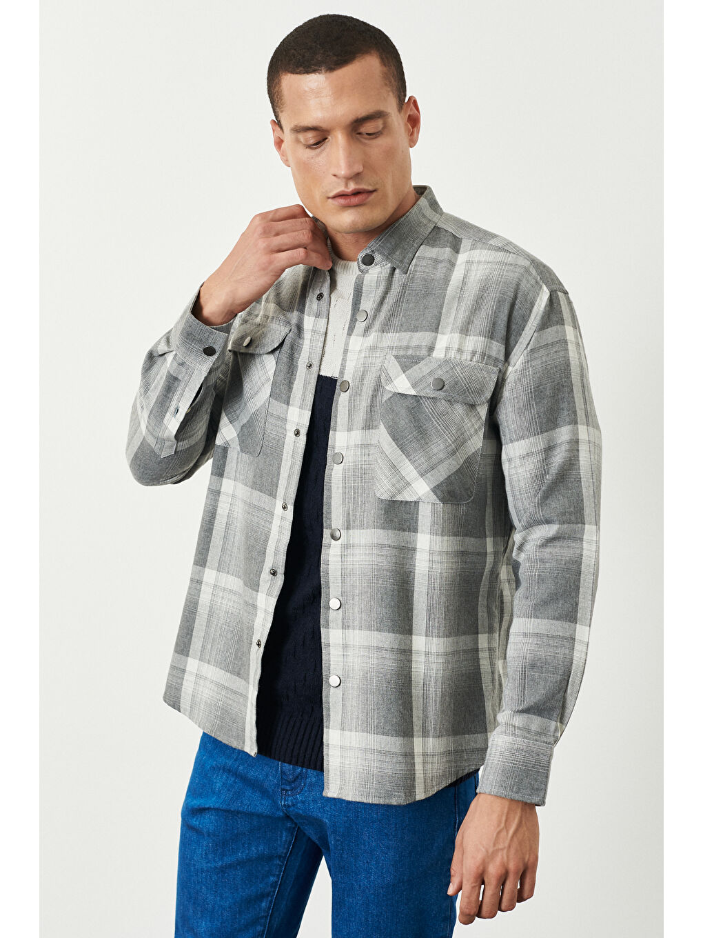 Erkek Gri-Beyaz Oversize Fit Geniş Kesim Düğmeli Yaka Ekose Desenli Oduncu Gömlek Ceket