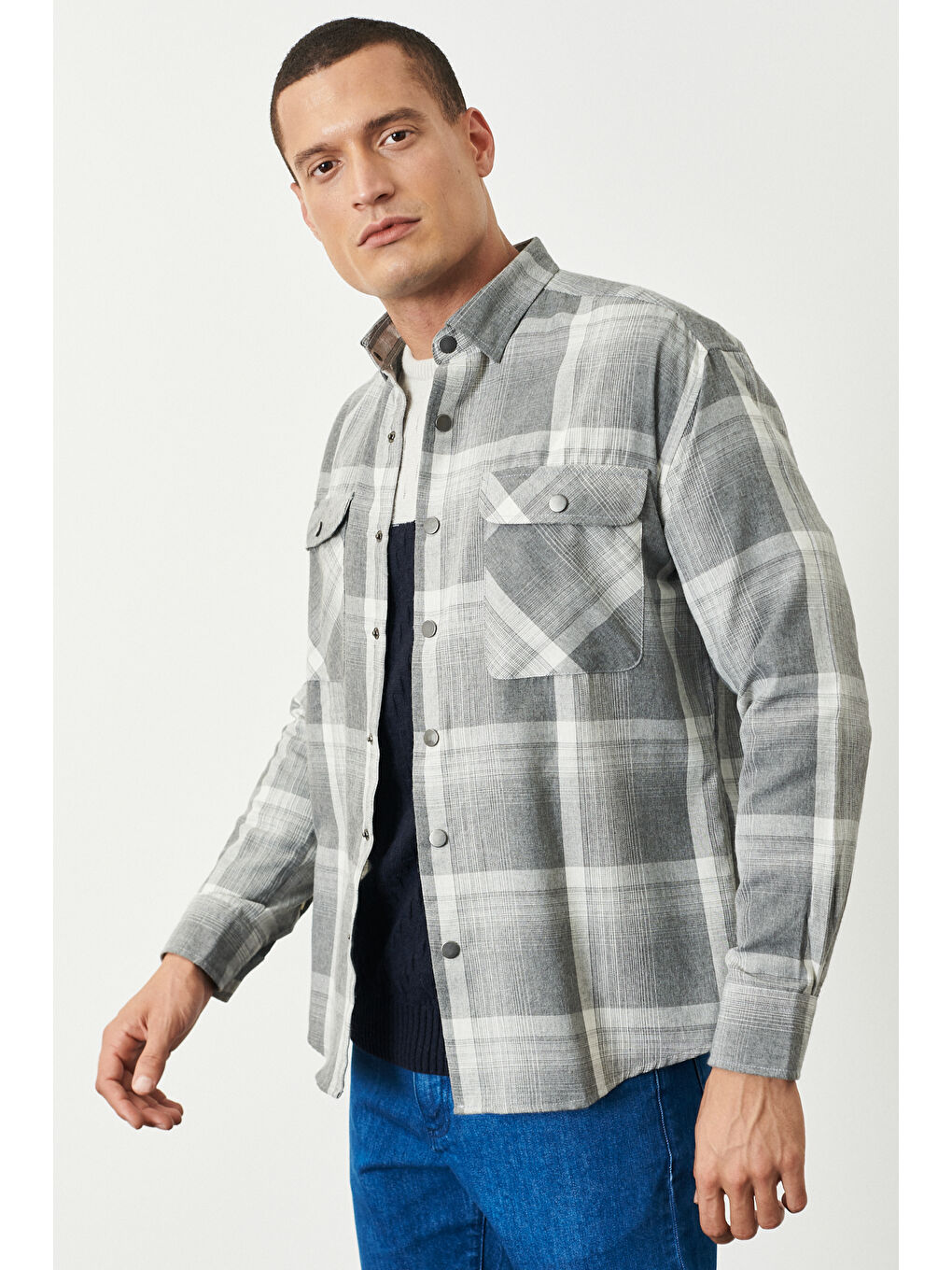 Erkek Gri-Beyaz Oversize Fit Geniş Kesim Düğmeli Yaka Ekose Desenli Oduncu Gömlek Ceket-2