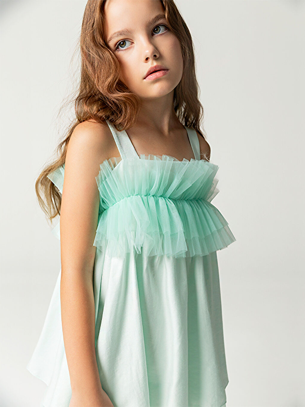 Yeşil Fırfır Göğüs Detaylı Askılı Kız Çocuk Elbise-1