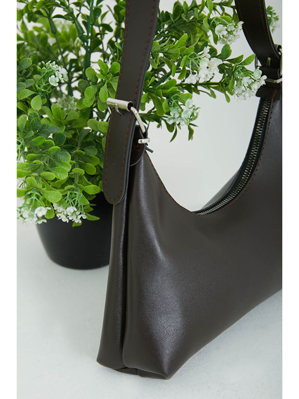 Kahverengi Kadın Koyu Kahve Kadın Baget Model Toka Detaylı El ve Omuz Çantası - 26820-1