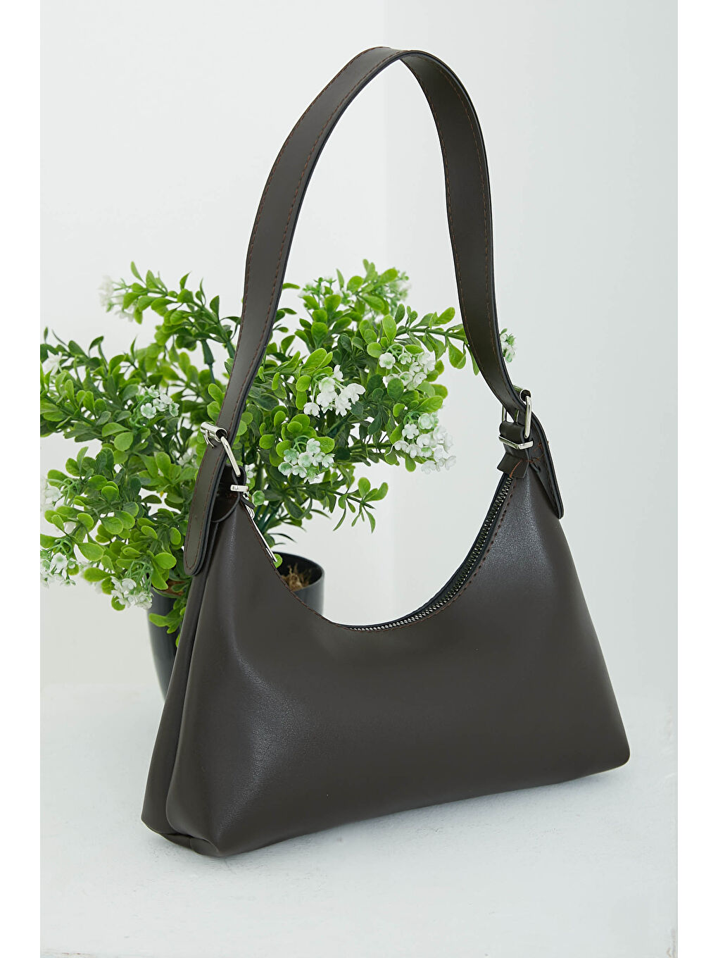 Kahverengi Kadın Koyu Kahve Kadın Baget Model Toka Detaylı El ve Omuz Çantası - 26820-2