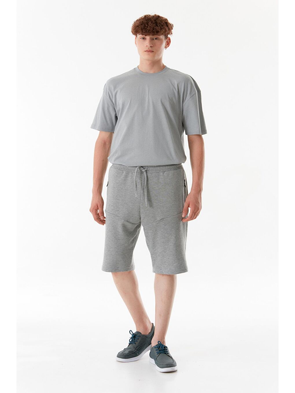 Gri Beli Bağcıklı Cepleri Fermuarlı Şort