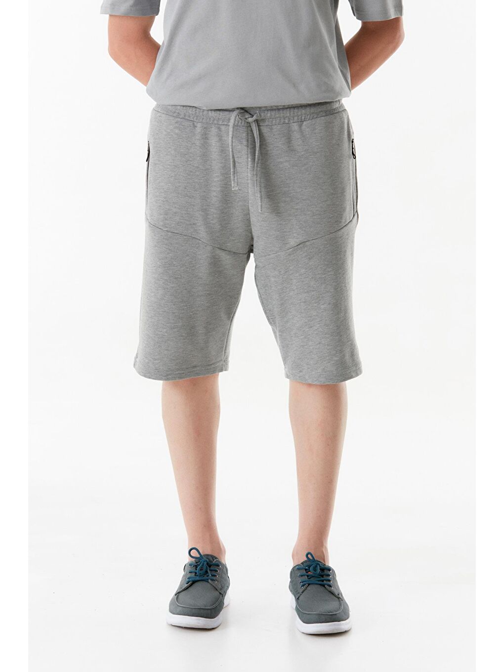 Gri Beli Bağcıklı Cepleri Fermuarlı Şort-4