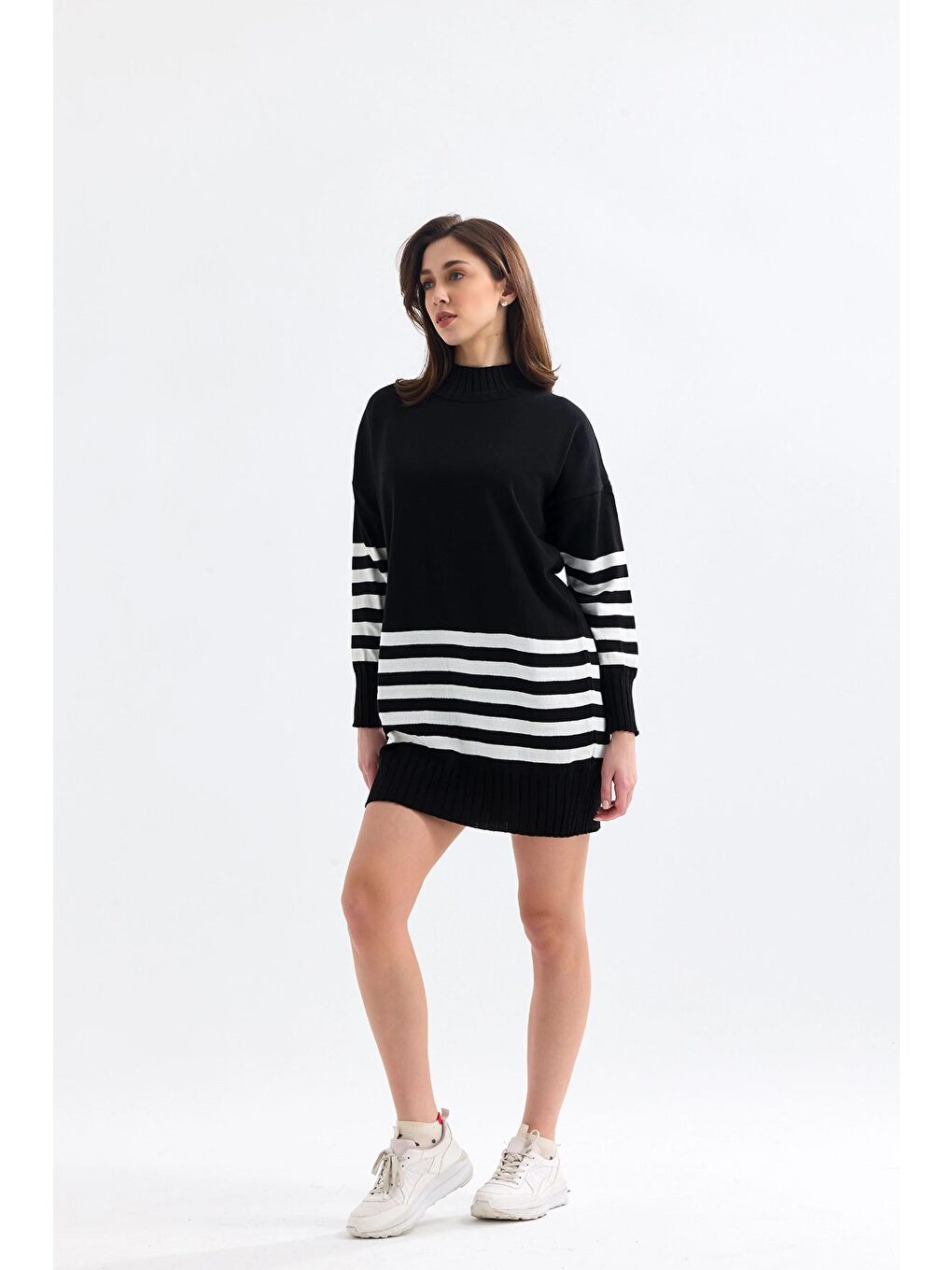 Siyah Balıkçı Yaka Uzun Kollu Eteği ve Kolları Çizgili Oversize Kısa Triko Elbise