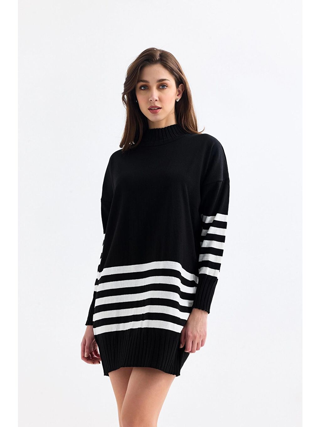 Siyah Balıkçı Yaka Uzun Kollu Eteği ve Kolları Çizgili Oversize Kısa Triko Elbise-1