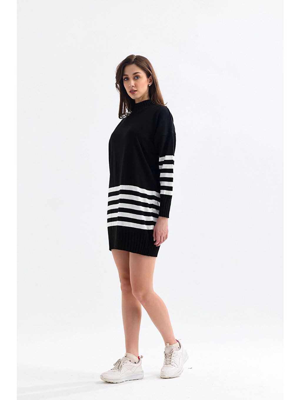 Siyah Balıkçı Yaka Uzun Kollu Eteği ve Kolları Çizgili Oversize Kısa Triko Elbise-2