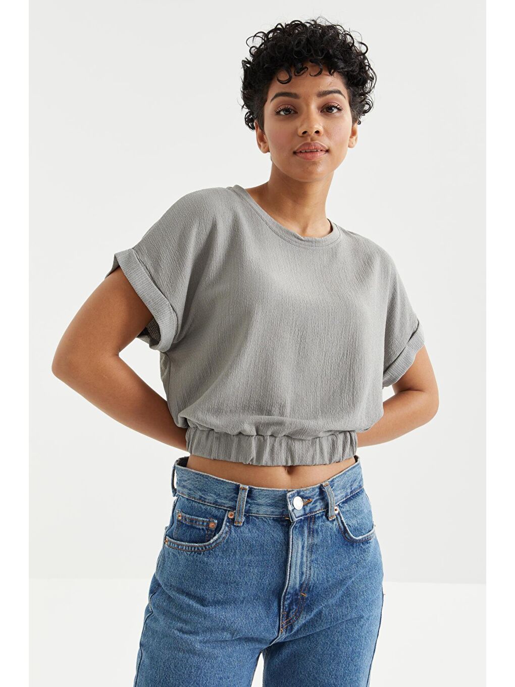 TOMMYLIFE Gri Basic O Yaka Beli Lastikli Bürümcük Kumaş Kadın Crop Top T-Shirt  - 97227