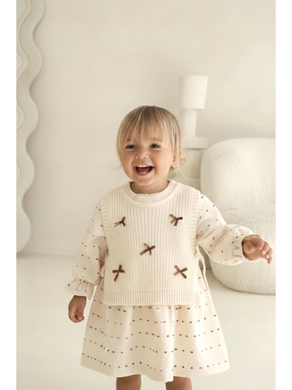 Bej Kız Çocuk Puantiye Desenli Elbise Triko Yelek Detaylı Fiyonk Aplikeli