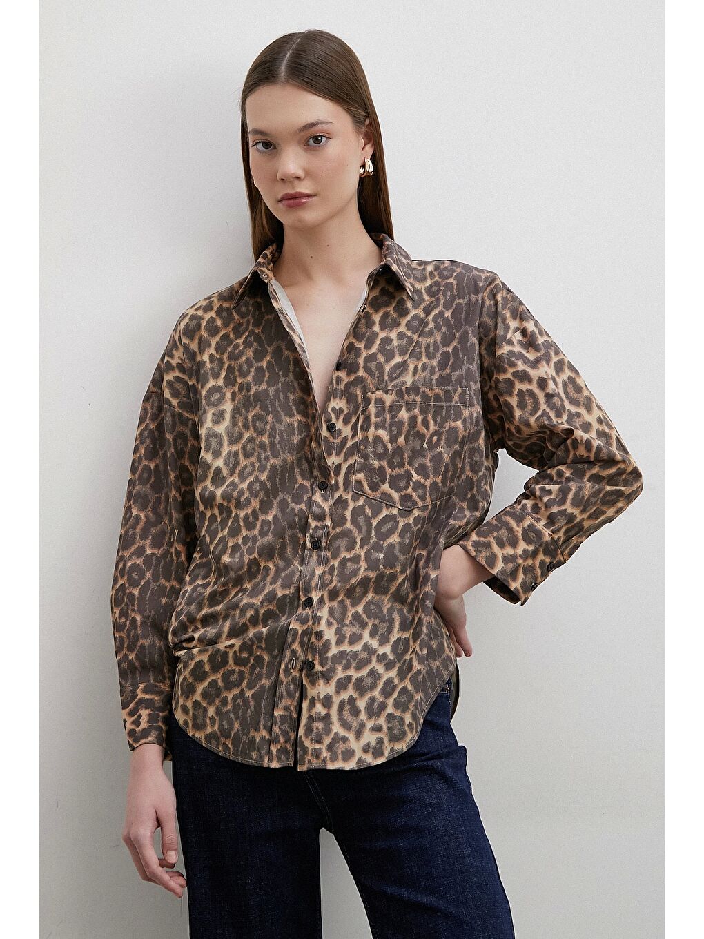 Karışık Leopar Desenli V Yaka Gömlek Kahve