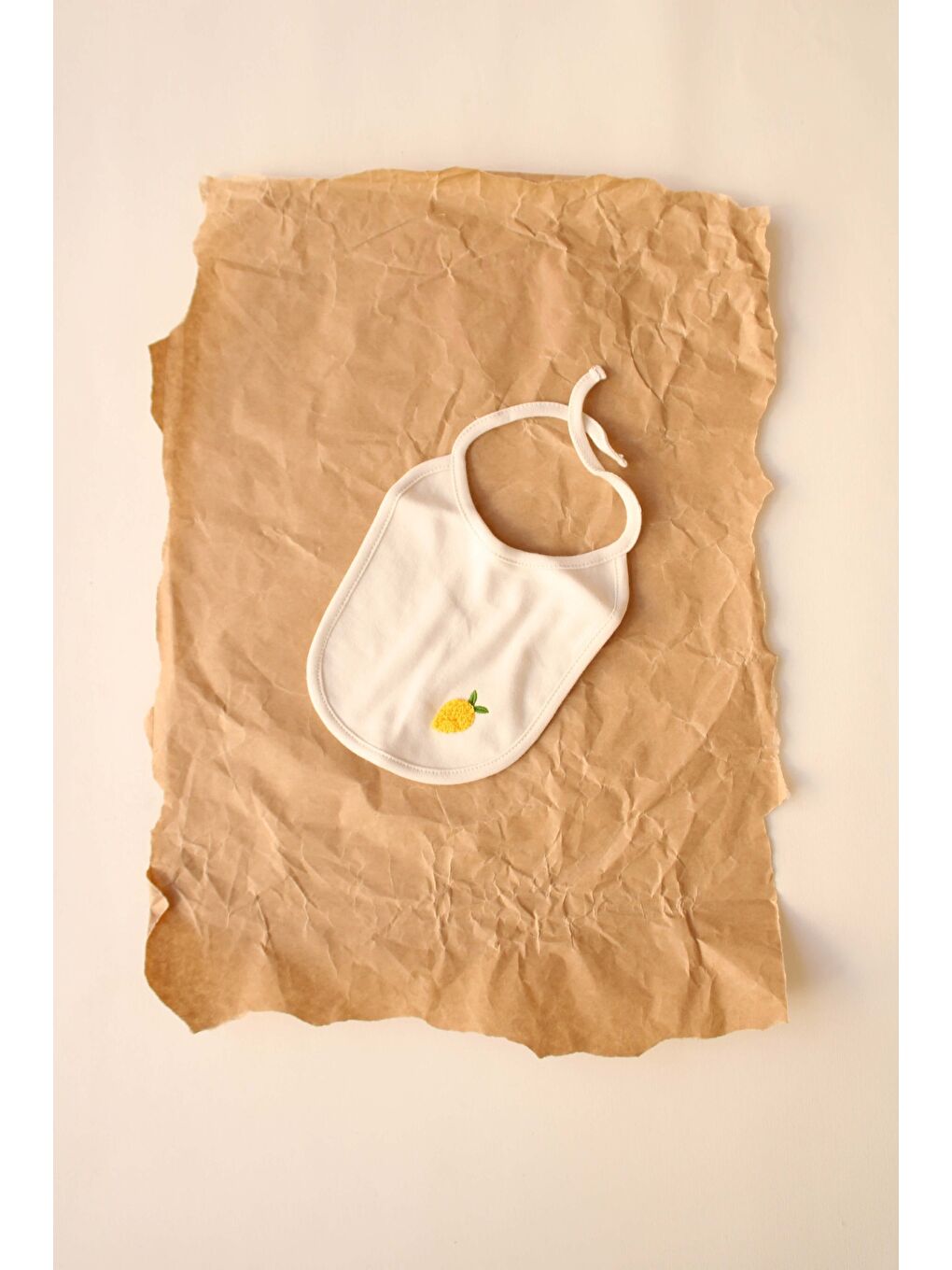 Limon Nakışlı Biyeli Bebek Önlüğü 0-3 Ay