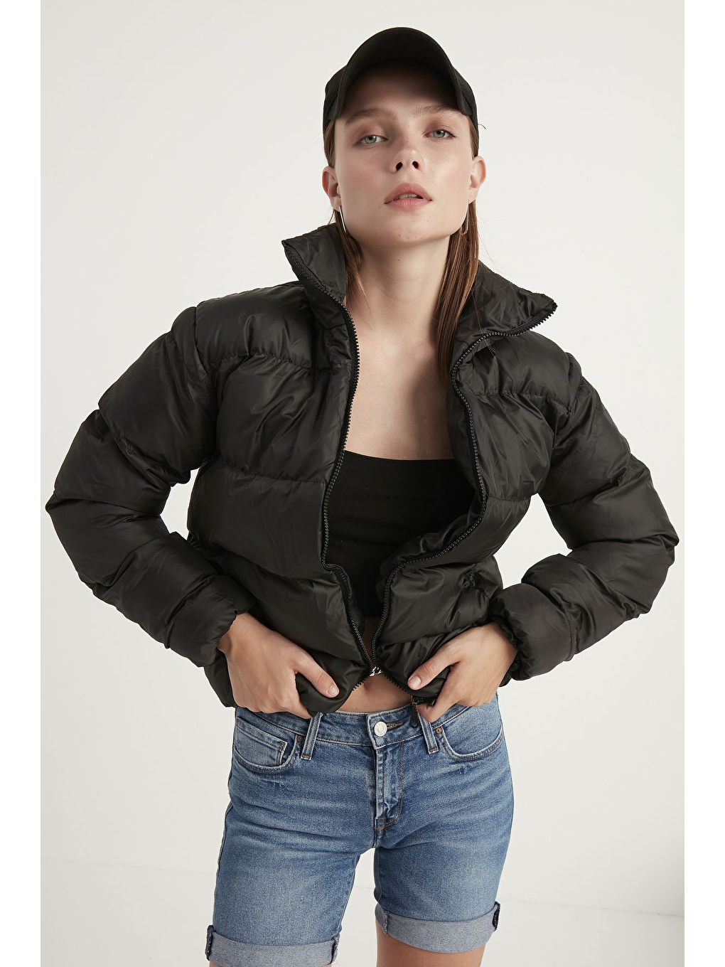 Kadın Siyah Dik Yaka Şişme Mont-4