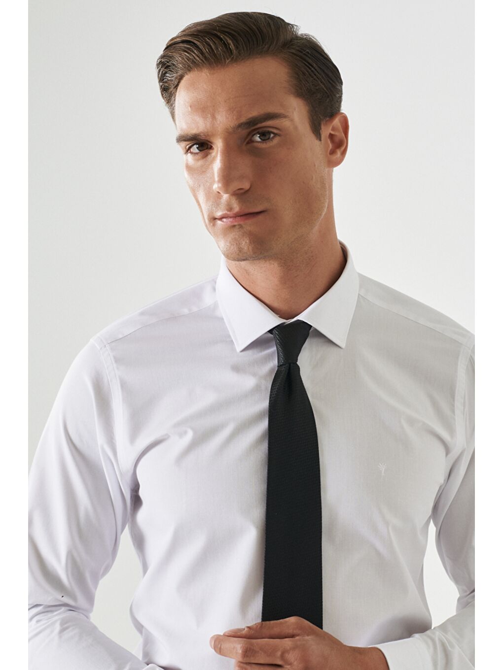 Erkek Beyaz Kolay Ütülenebilir Slim Fit Dar Kesim Klasik Yaka Gömlek-1
