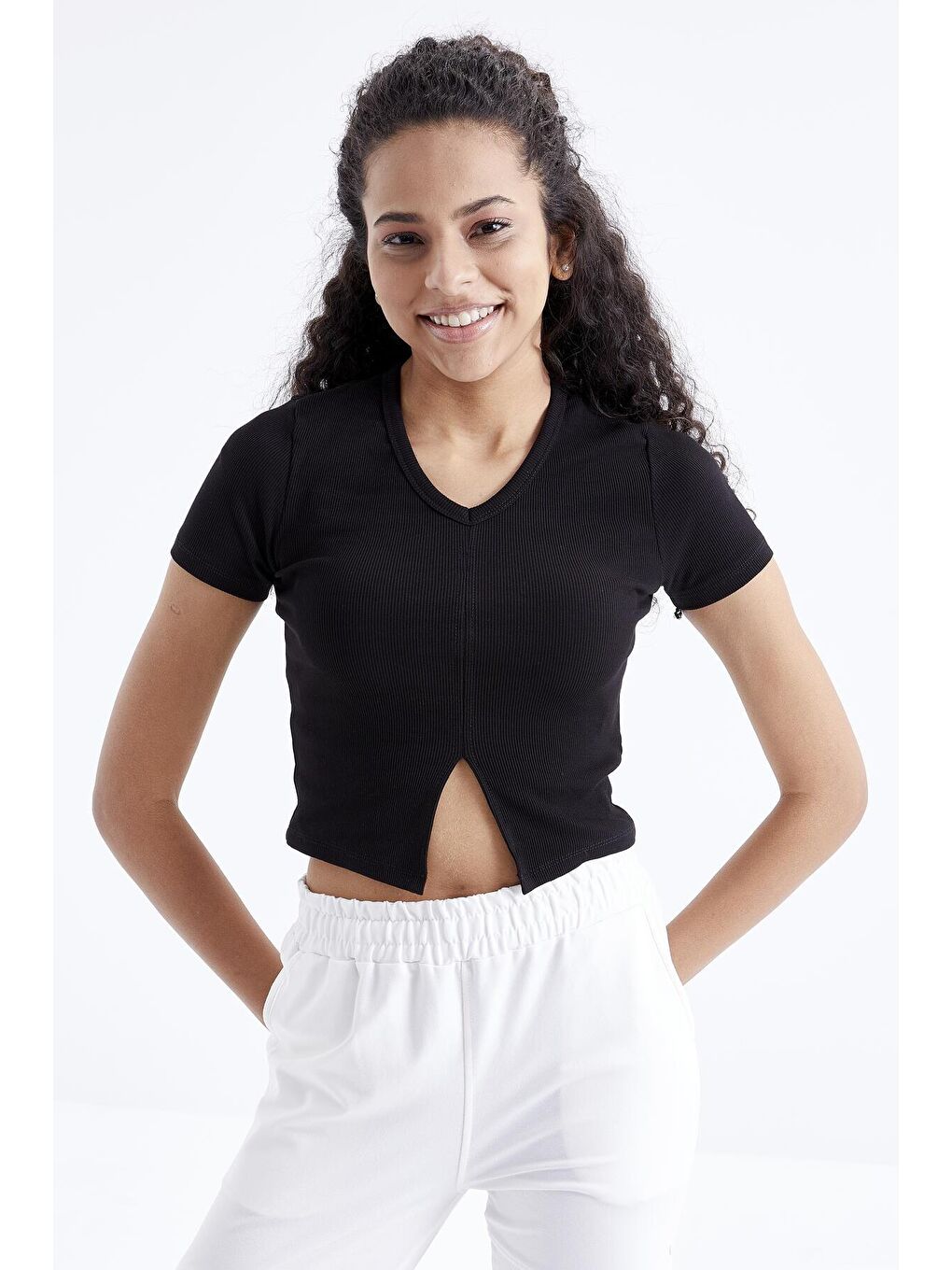 TOMMYLIFE Siyah Basic Önü Yırtmaçlı V Yaka Kadın Crop Top T-Shirt - 97206