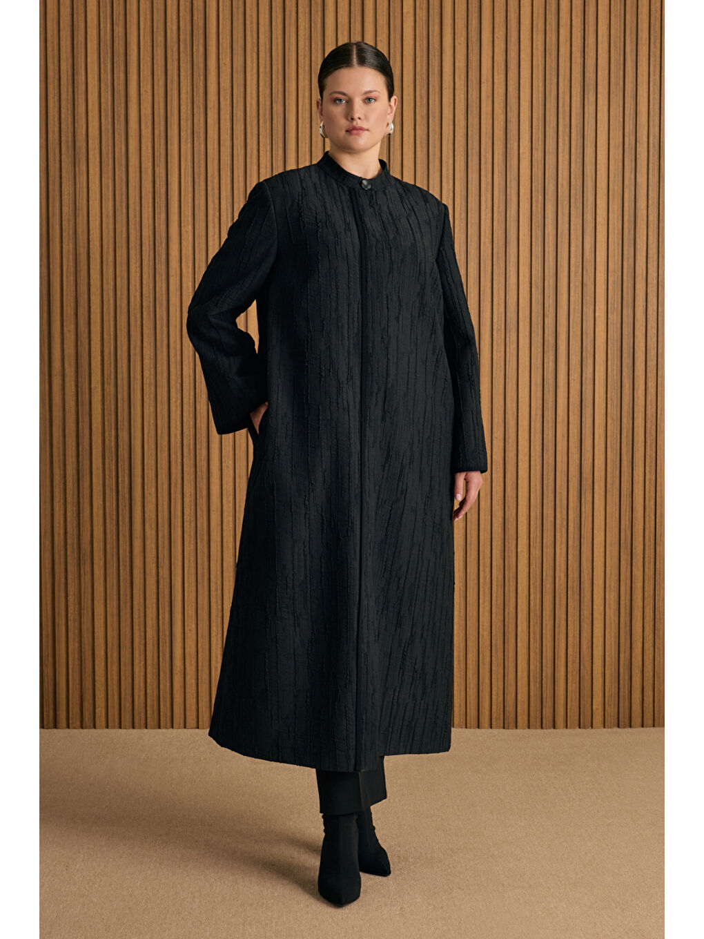 Siyah Özel Dokulu Kumaş Pardösü