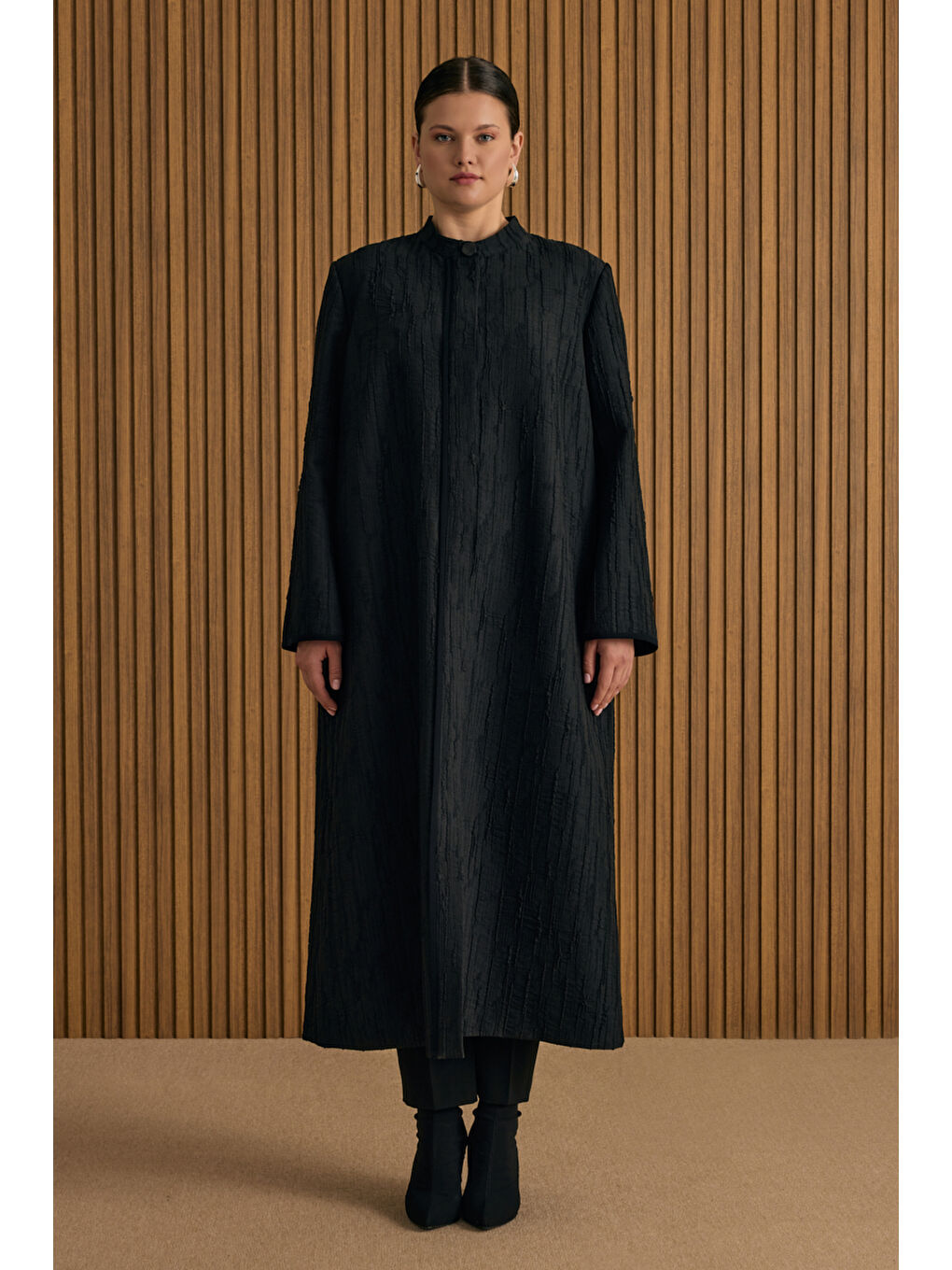 Siyah Özel Dokulu Kumaş Pardösü-1