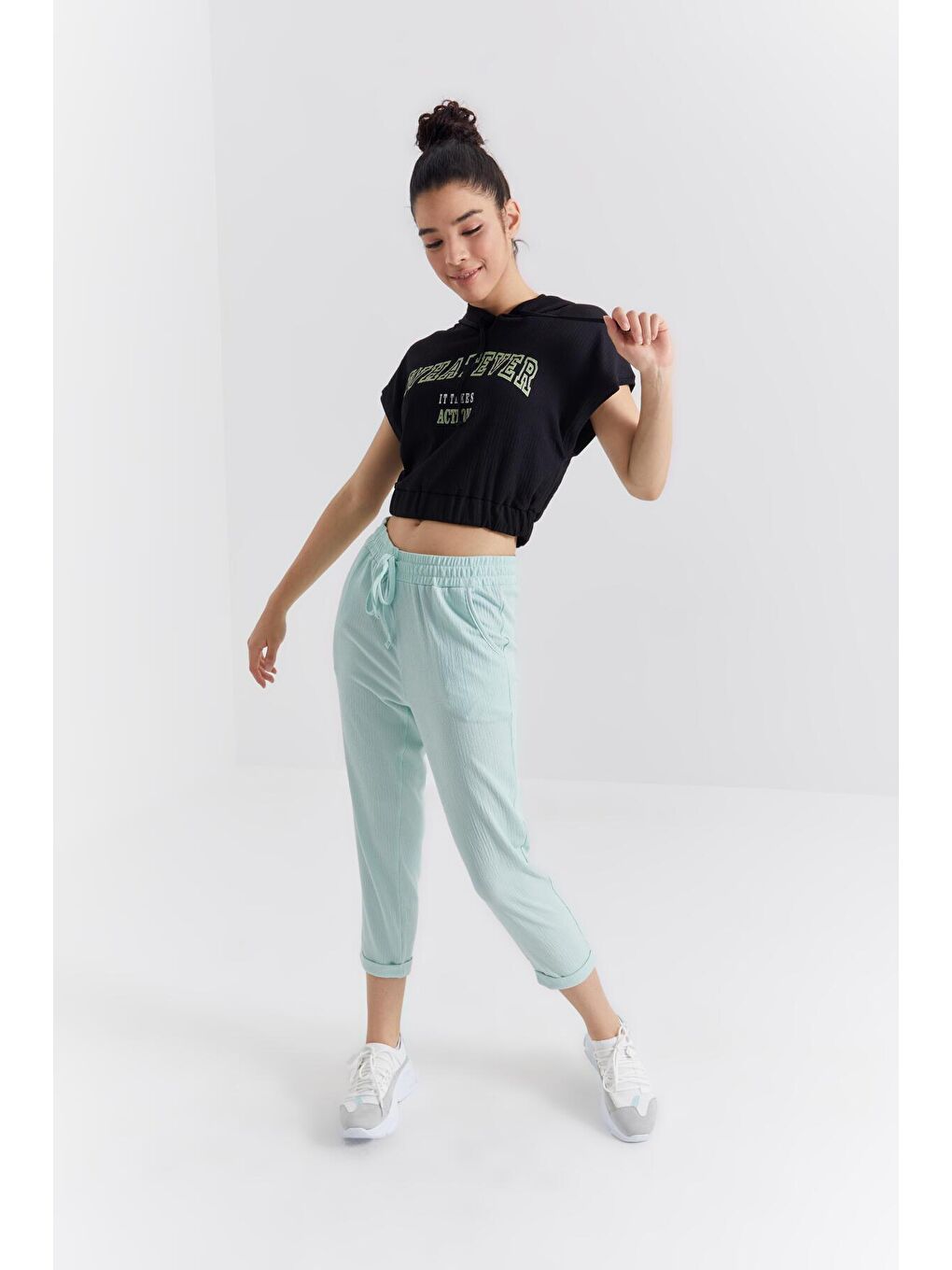 TOMMYLIFE Siyah Kapüşonlu Yazı Baskılı Beli Lastikli Bürümcük Kumaş Kadın Crop Top T-Shirt  - 97230 - 1