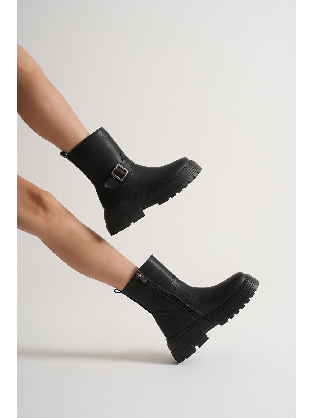 Kadın Siyah Kalın EVA Taban Kemer Toka Detaylı Fermuarlı Bot-2
