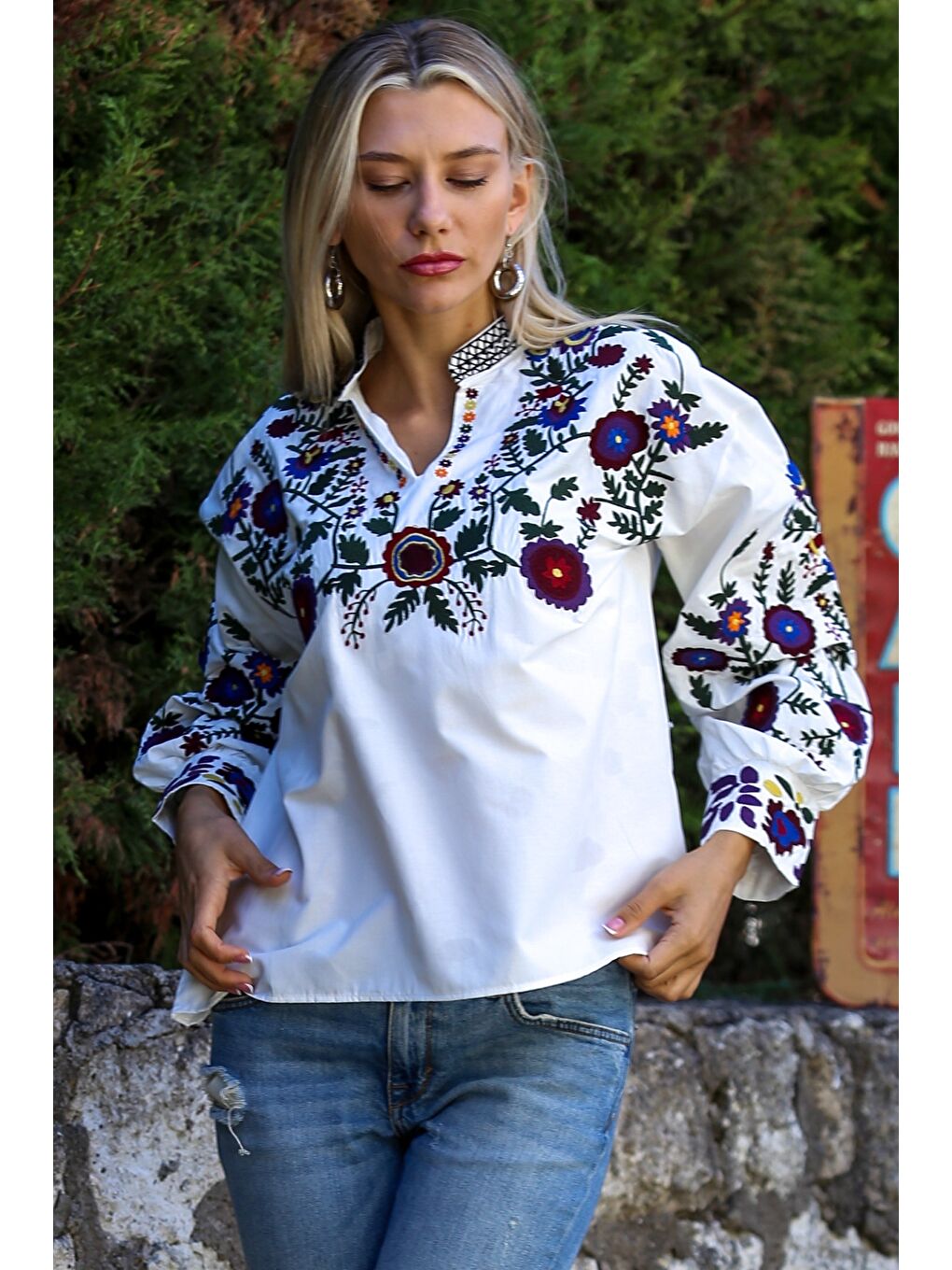 Beyaz Hakim Yaka Balon Kol Yaka Ve Kol Ucu Nakışlı Dokuma Casual Bluz