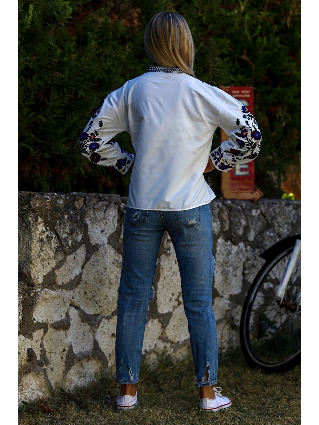 Beyaz Hakim Yaka Balon Kol Yaka Ve Kol Ucu Nakışlı Dokuma Casual Bluz-1