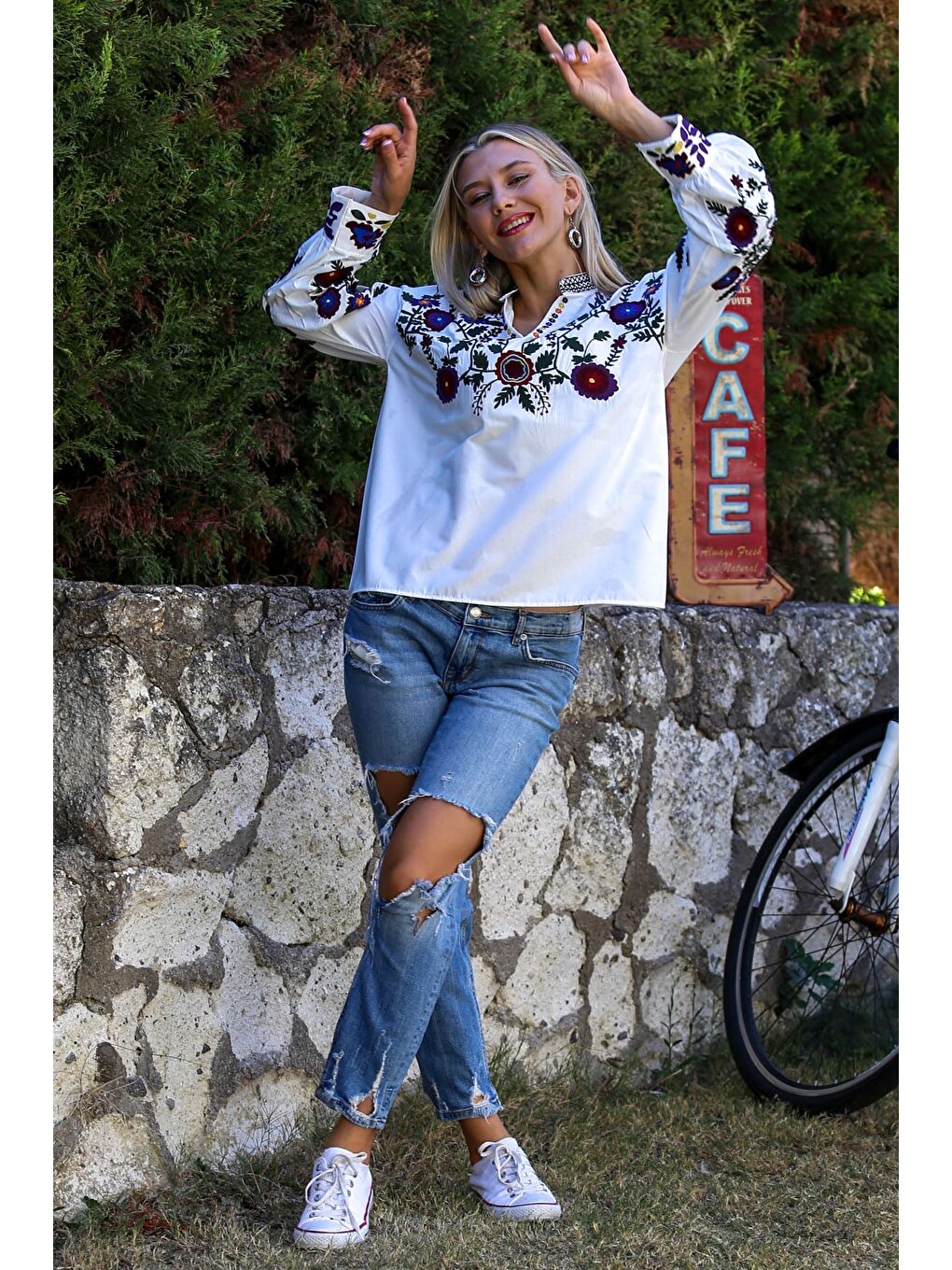 Beyaz Hakim Yaka Balon Kol Yaka Ve Kol Ucu Nakışlı Dokuma Casual Bluz-2