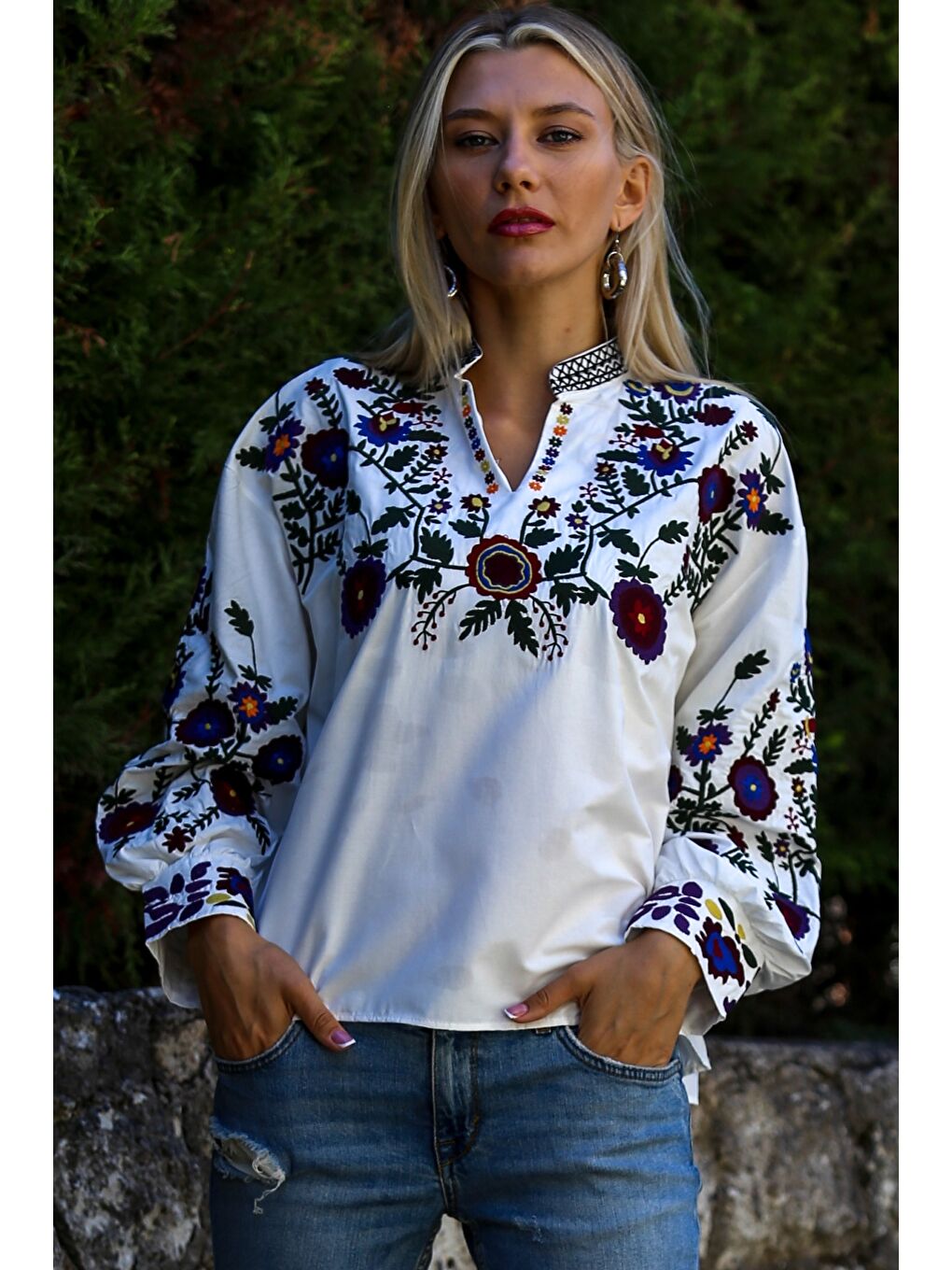 Beyaz Hakim Yaka Balon Kol Yaka Ve Kol Ucu Nakışlı Dokuma Casual Bluz-3