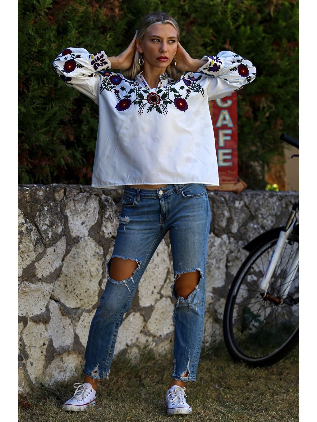 Beyaz Hakim Yaka Balon Kol Yaka Ve Kol Ucu Nakışlı Dokuma Casual Bluz-4