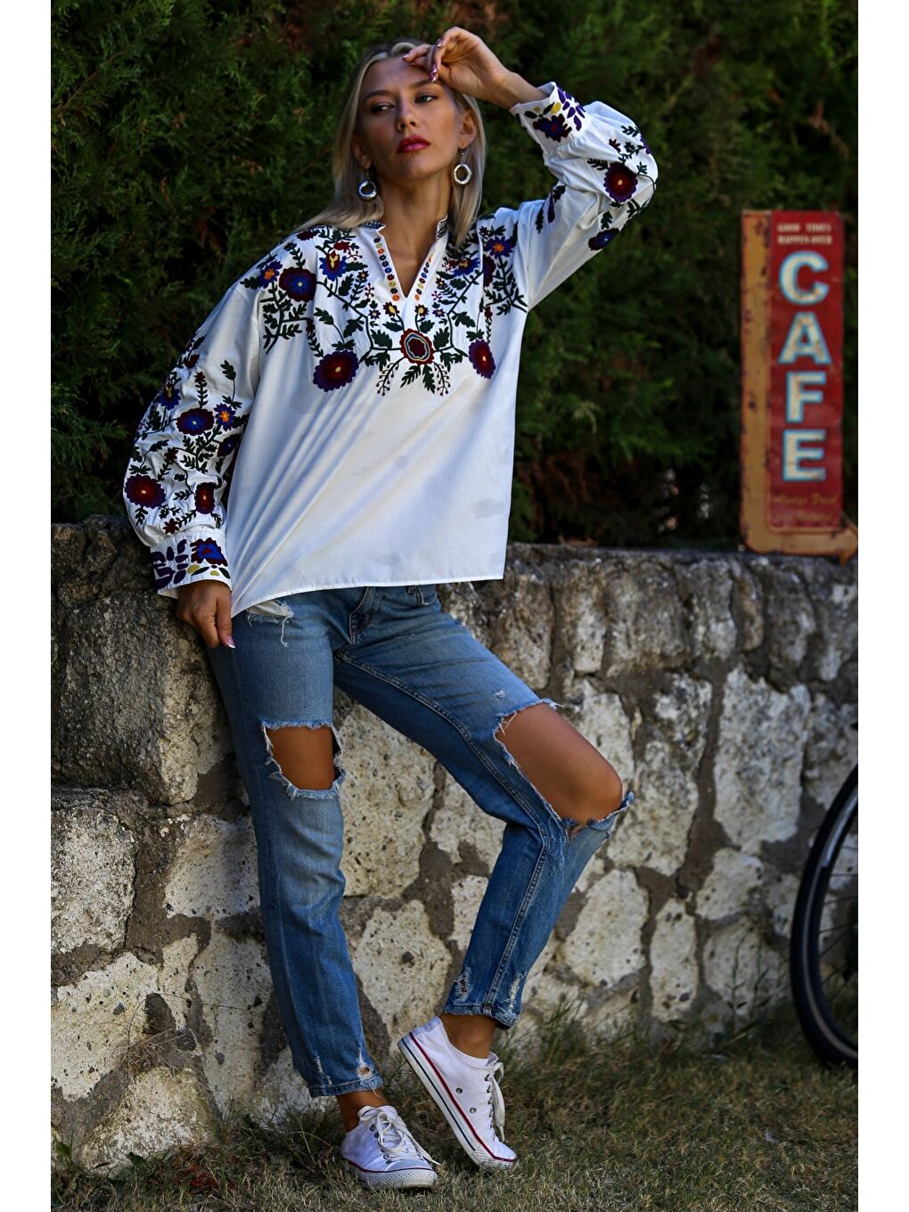 Beyaz Hakim Yaka Balon Kol Yaka Ve Kol Ucu Nakışlı Dokuma Casual Bluz-5