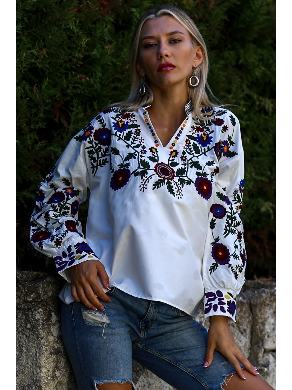 Beyaz Hakim Yaka Balon Kol Yaka Ve Kol Ucu Nakışlı Dokuma Casual Bluz-6