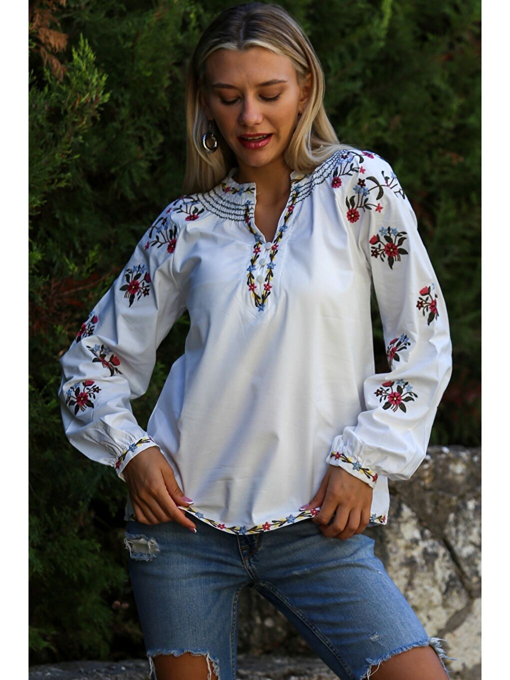 Beyaz Nakışlı Yaka Balon Kol Yaka Ve Kol Ucu Nakışlı Dokuma Casual Bluz