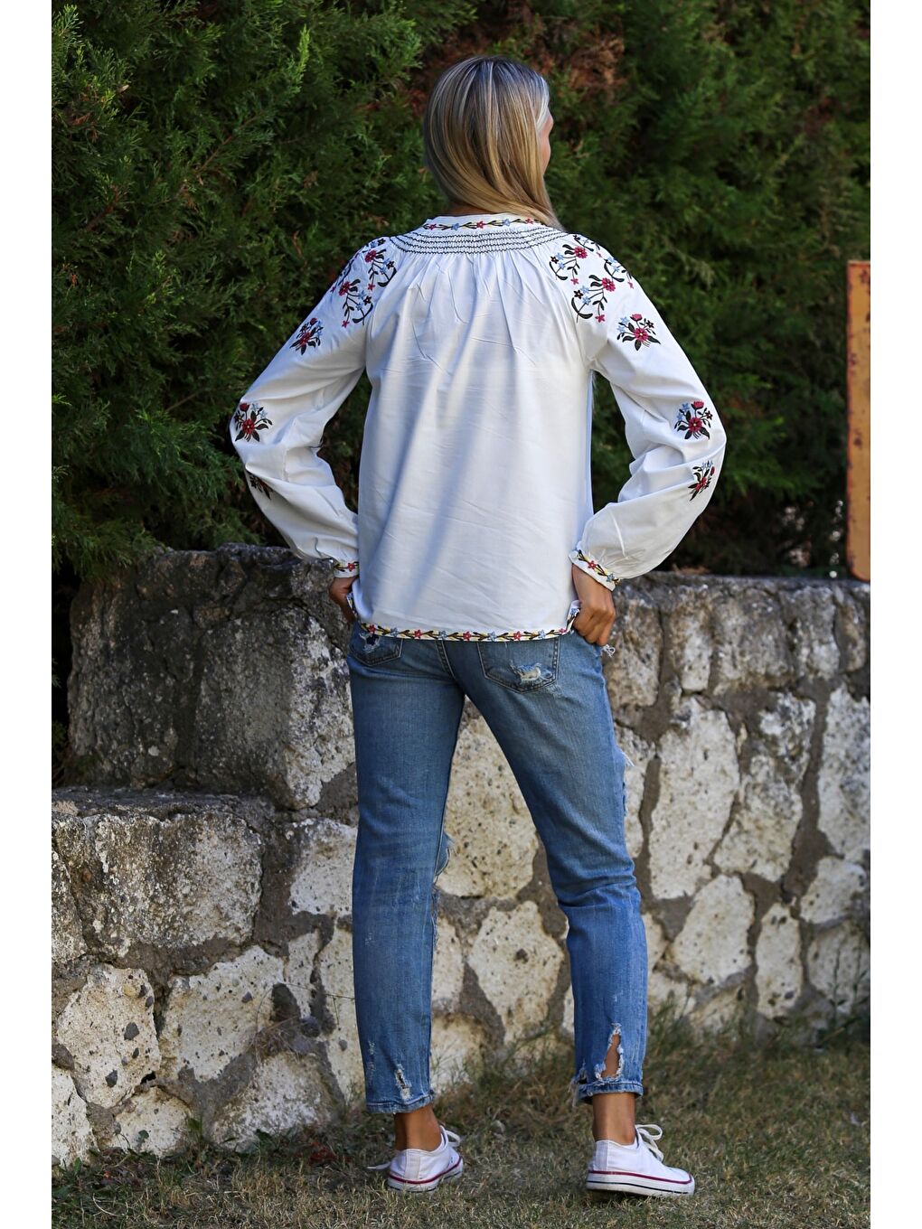 Beyaz Nakışlı Yaka Balon Kol Yaka Ve Kol Ucu Nakışlı Dokuma Casual Bluz-1
