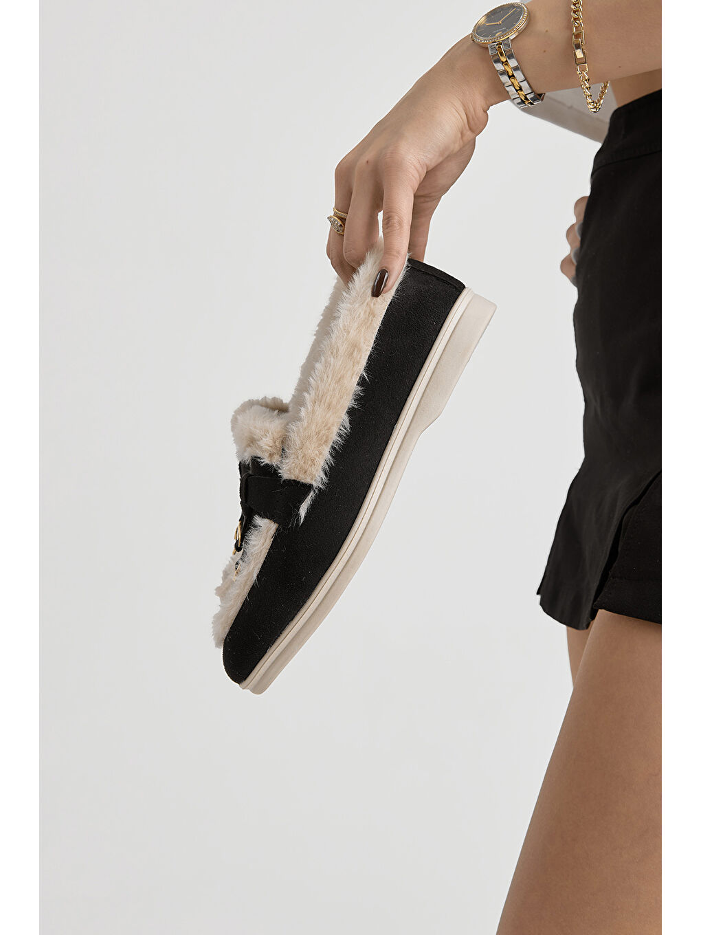 Kadın Siyah Beyaz Termo Taban Kürk Detaylı Süet Görünümlü Tokalı Günlük Loafer Ayakkabı-3