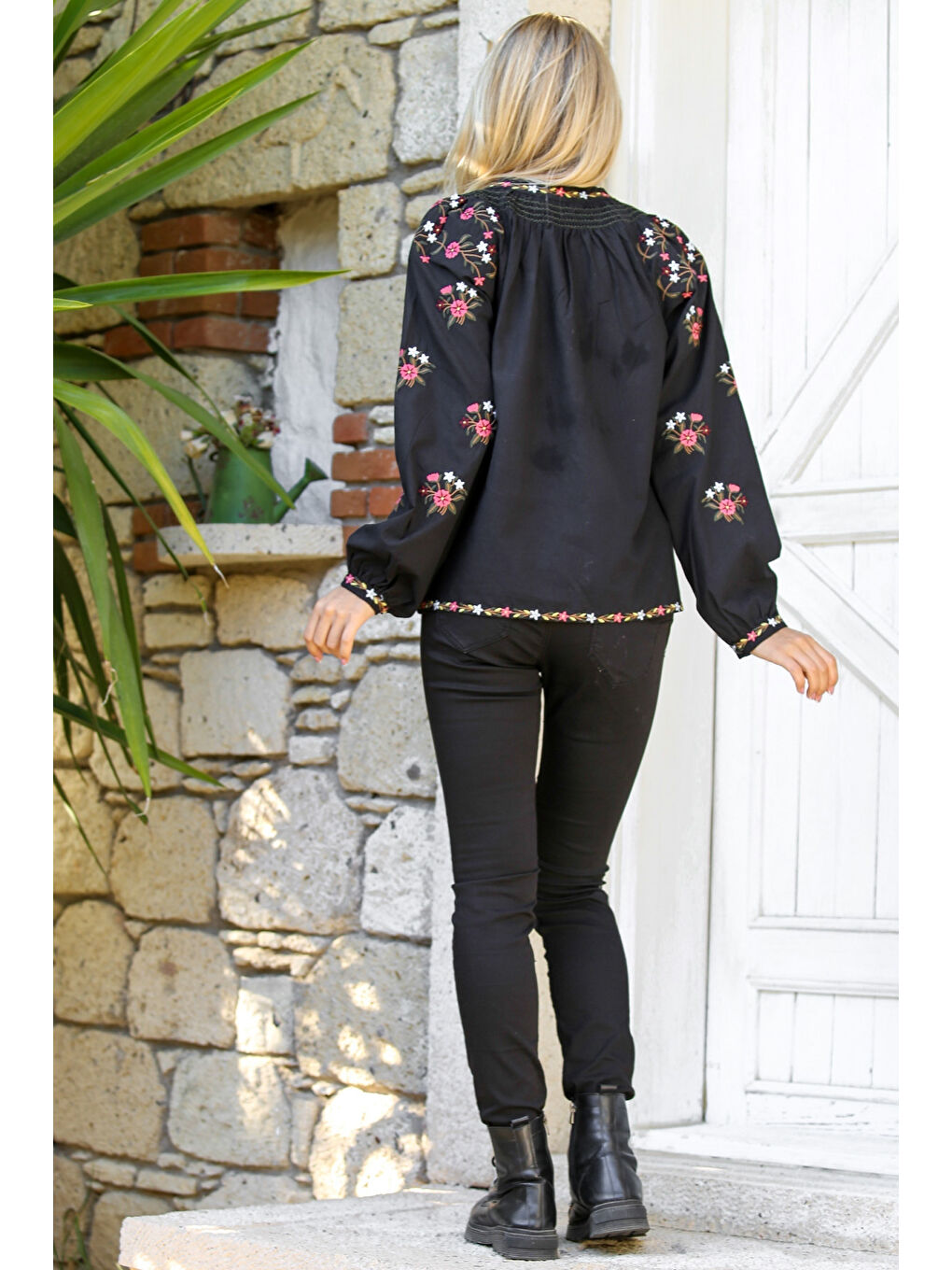 Siyah Hakim Yaka Balon Kol Düğmeli Kol Ve Etek Ucu Nakışlı Dokuma Casual Bluz-1