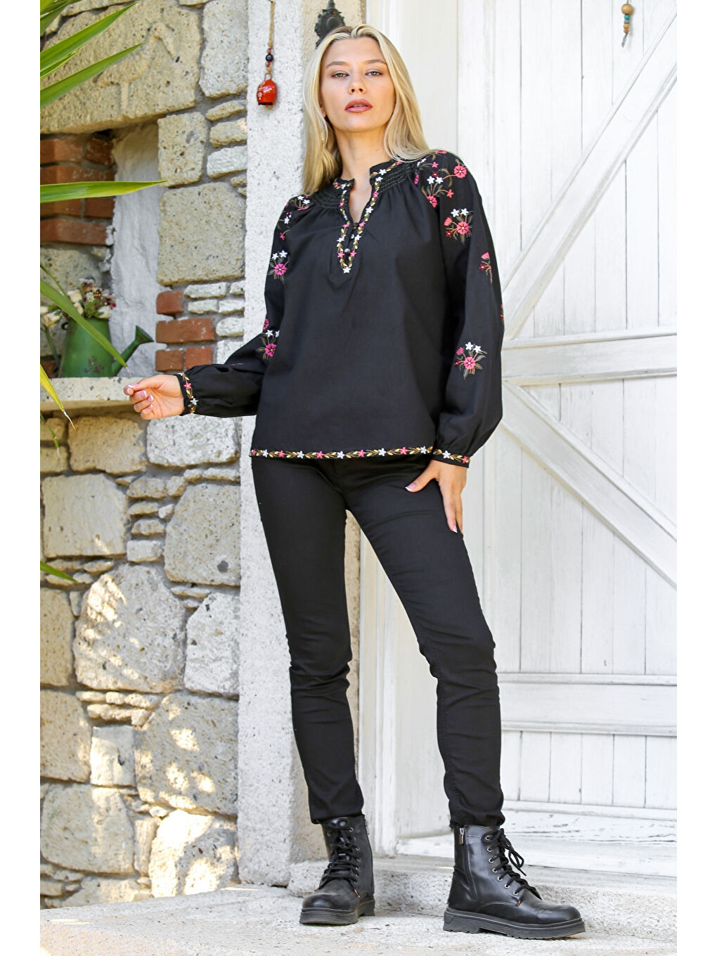 Siyah Hakim Yaka Balon Kol Düğmeli Kol Ve Etek Ucu Nakışlı Dokuma Casual Bluz-4