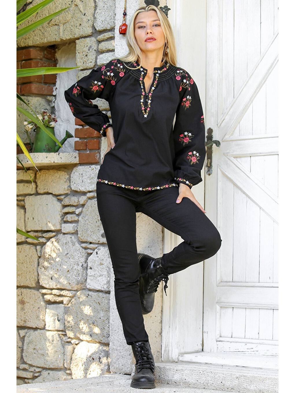 Siyah Hakim Yaka Balon Kol Düğmeli Kol Ve Etek Ucu Nakışlı Dokuma Casual Bluz-6