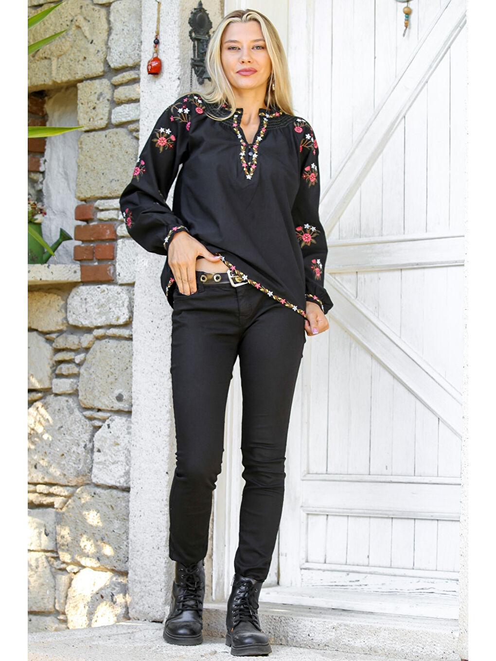 Siyah Hakim Yaka Balon Kol Düğmeli Kol Ve Etek Ucu Nakışlı Dokuma Casual Bluz-7