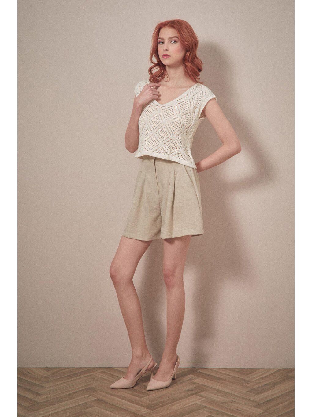 Bej Basic Beli Lastikli Pileli Şort-1