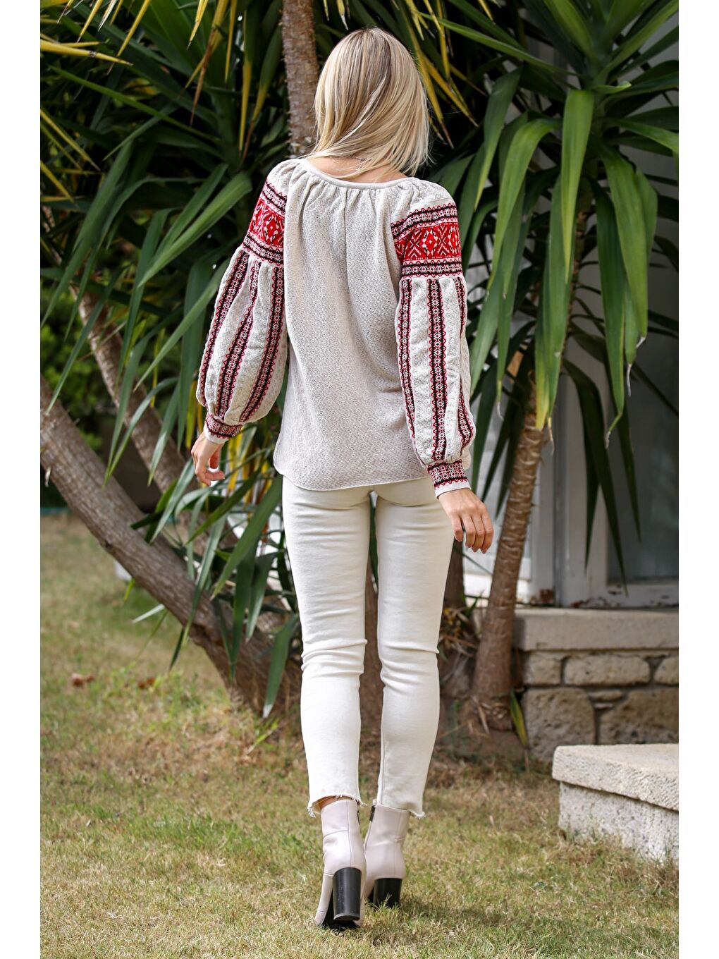 Kahverengi Camel Boyundan Bağlamalı Balon Kol Ponponlu Triko Casual Bluz-1