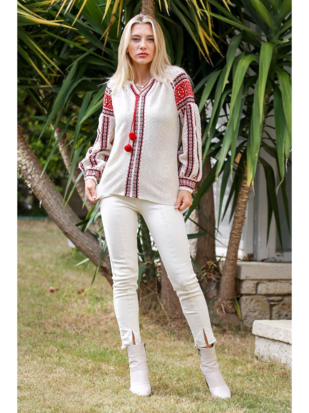 Kahverengi Camel Boyundan Bağlamalı Balon Kol Ponponlu Triko Casual Bluz-7