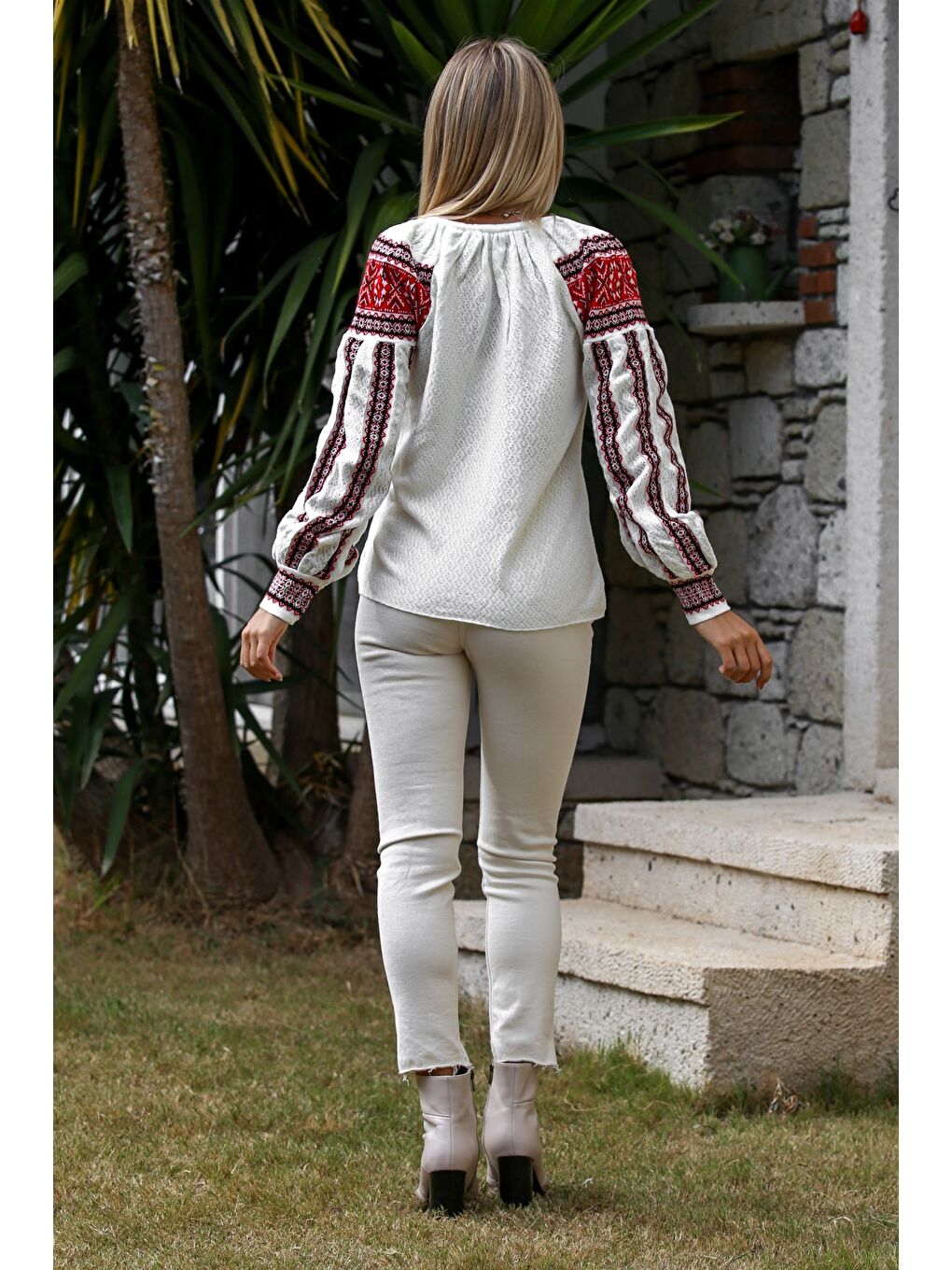 Bej Boyundan Bağlamalı Balon Kol Ponponlu Triko Casual Bluz-1